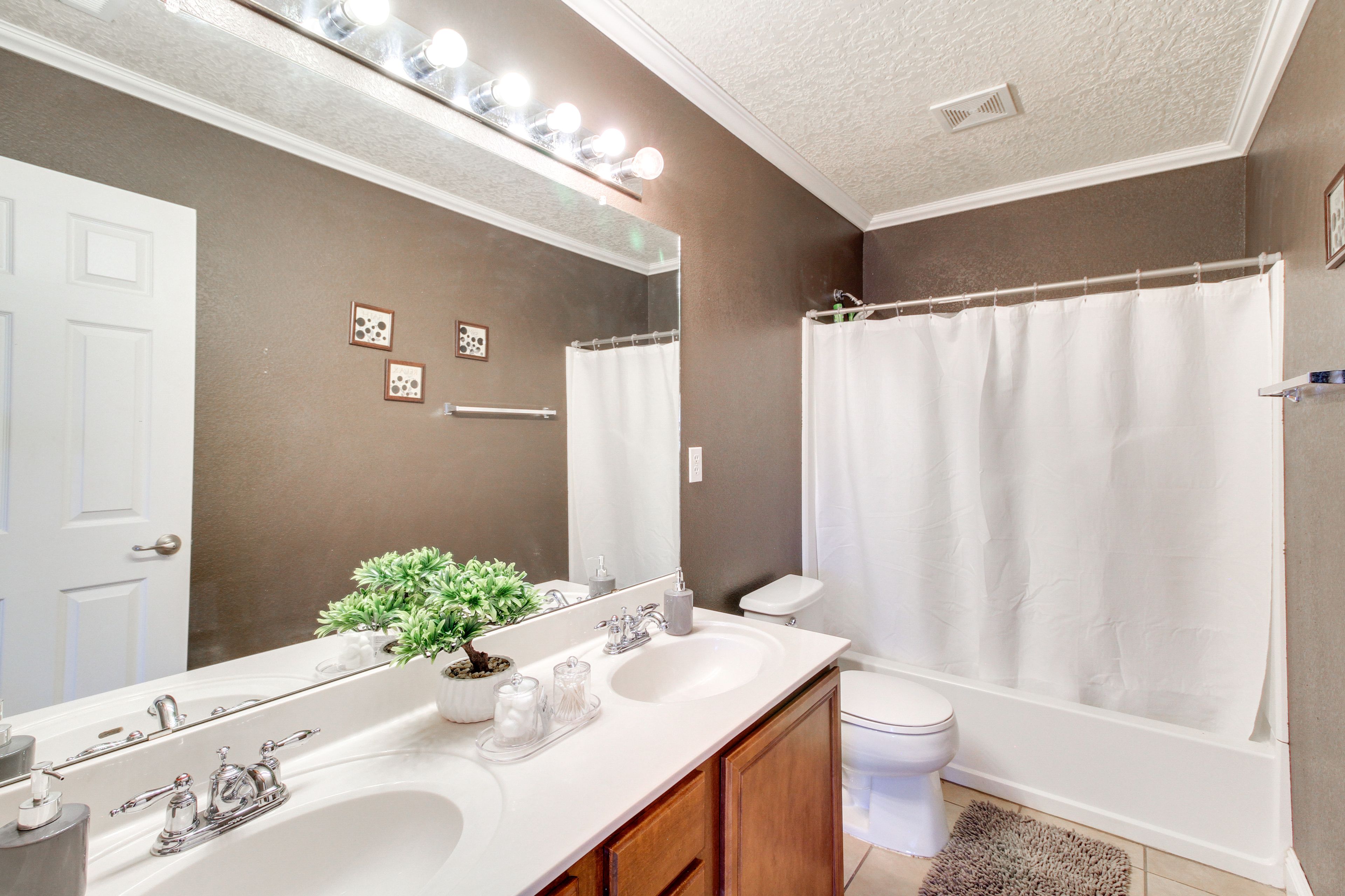 Full Bathroom | 2nd Floor | Shower/Tub Combo