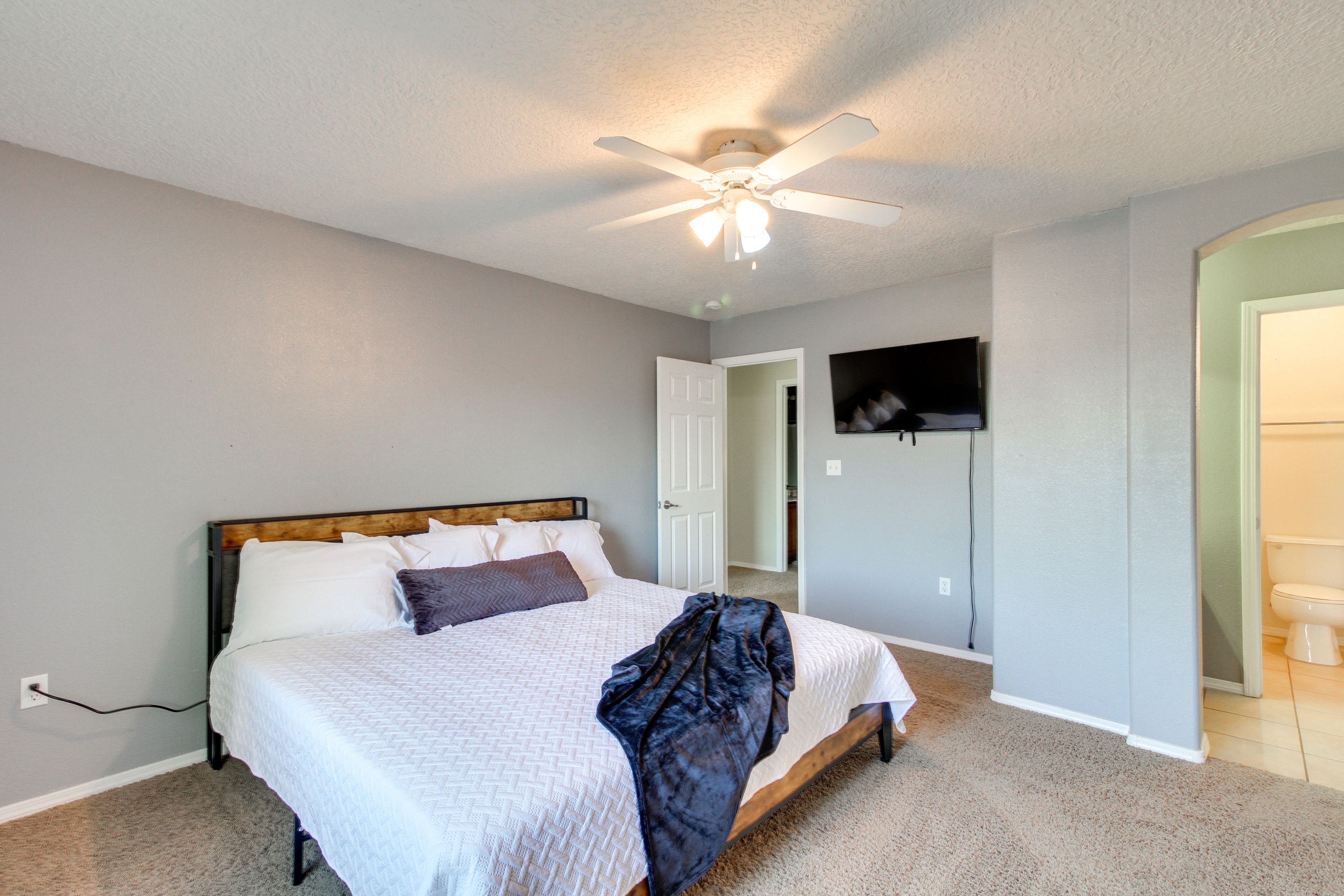 Bedroom 3 | 2nd Floor | King Bed | Smart TV | En-Suite Bathroom