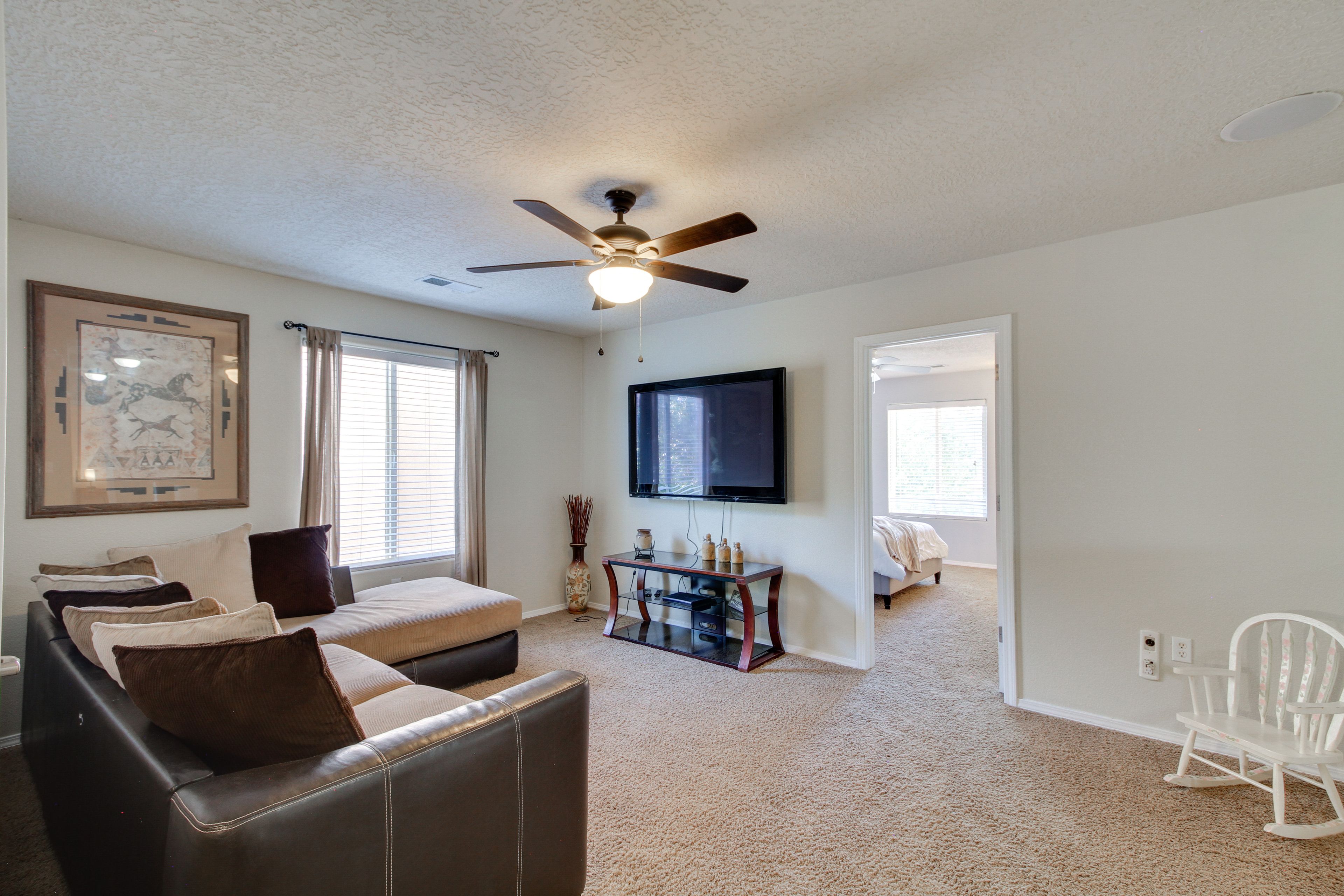Additional Living Area | 2nd Floor | Smart TV | Laptop-Friendly Workspace