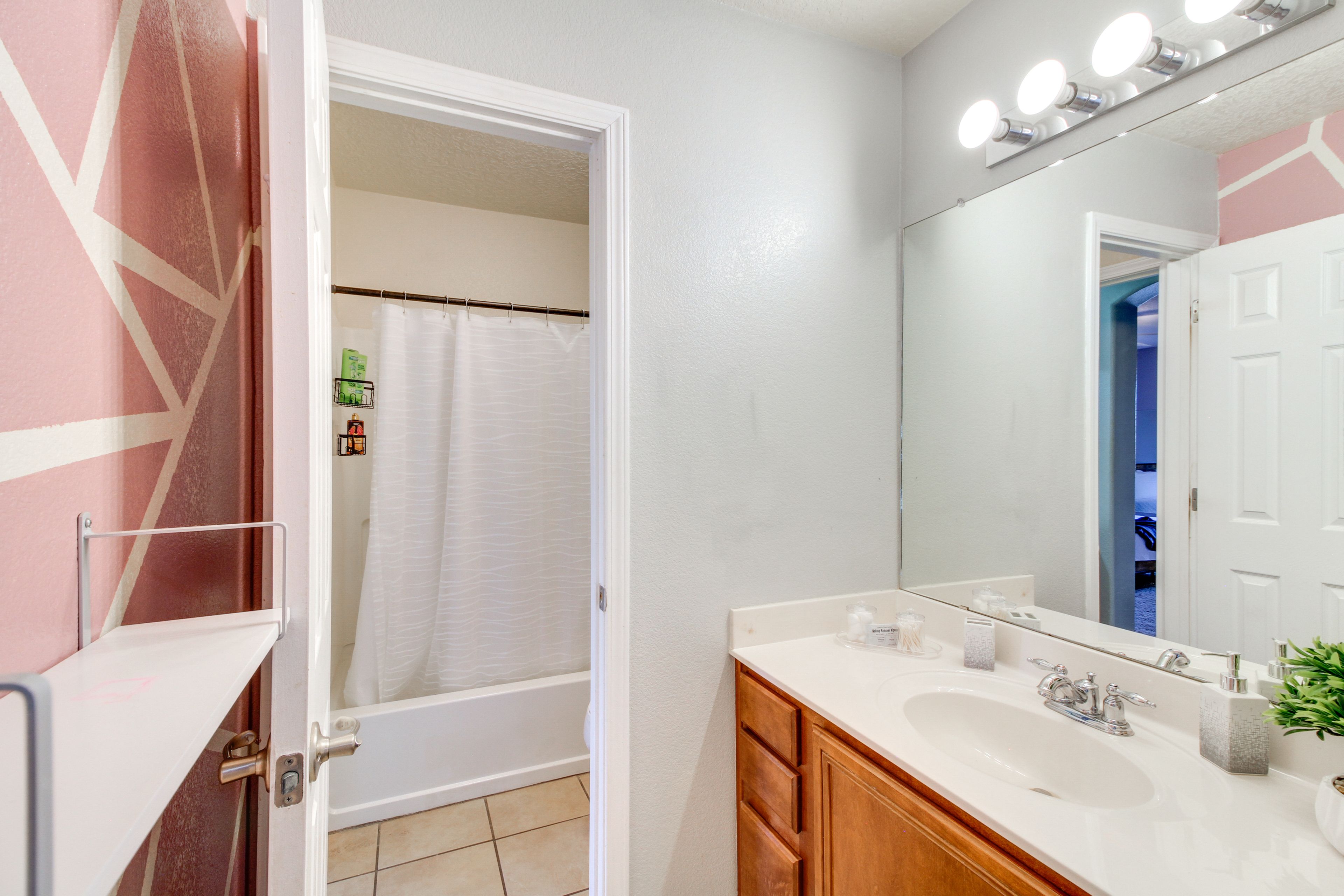 Full Bathroom | 2nd Floor | Shower/Tub Combo