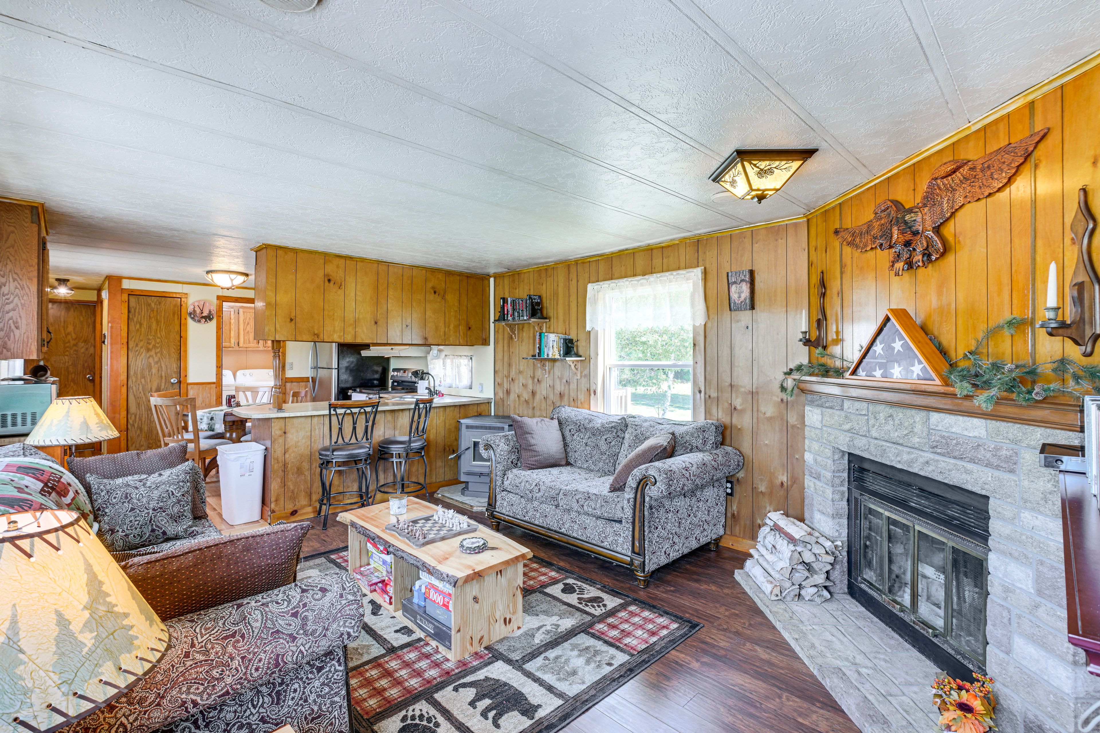 Living Area | Flat-Screen TV | Free WiFi | Fireplace | Books