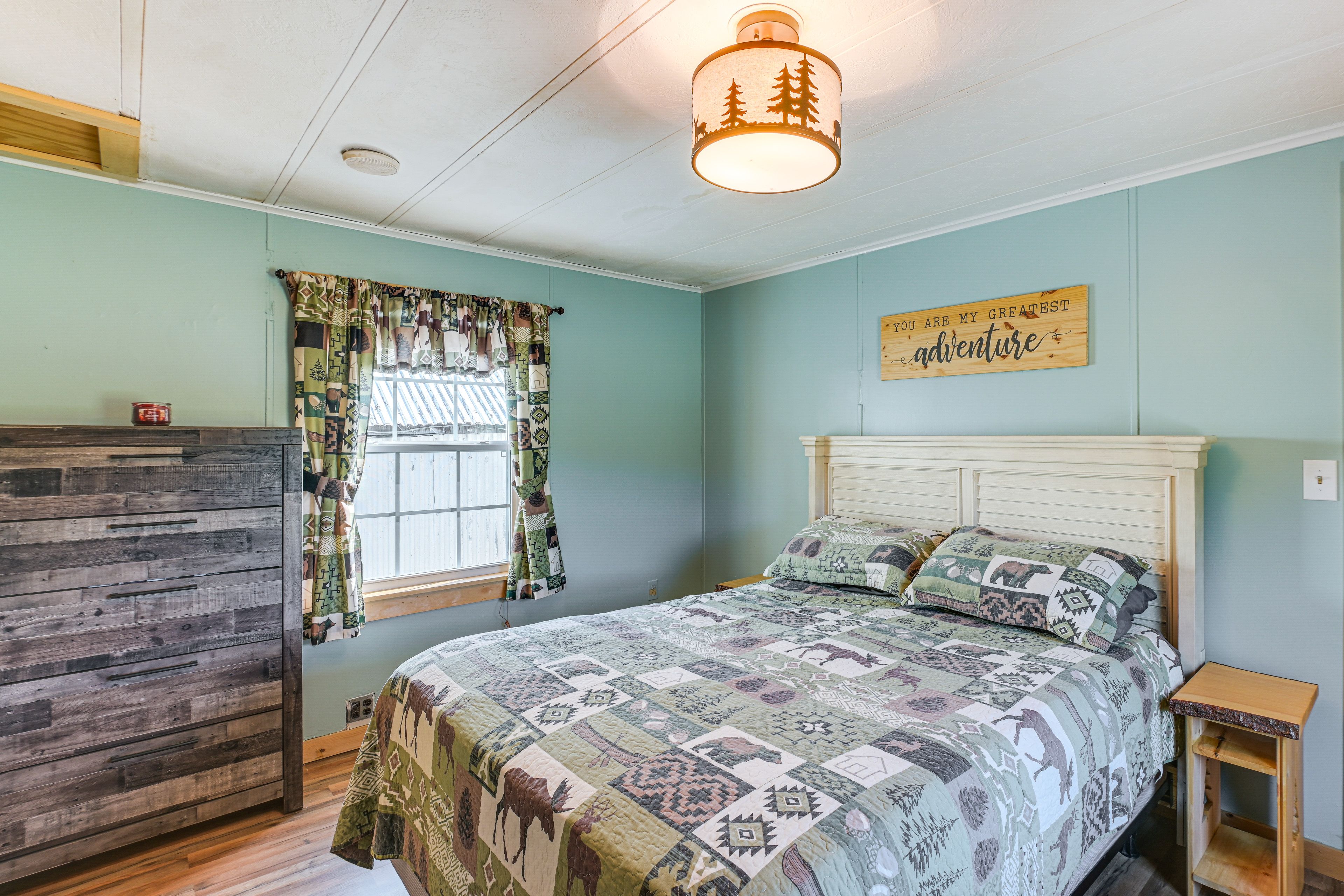 Bedroom 1 | Queen Bed