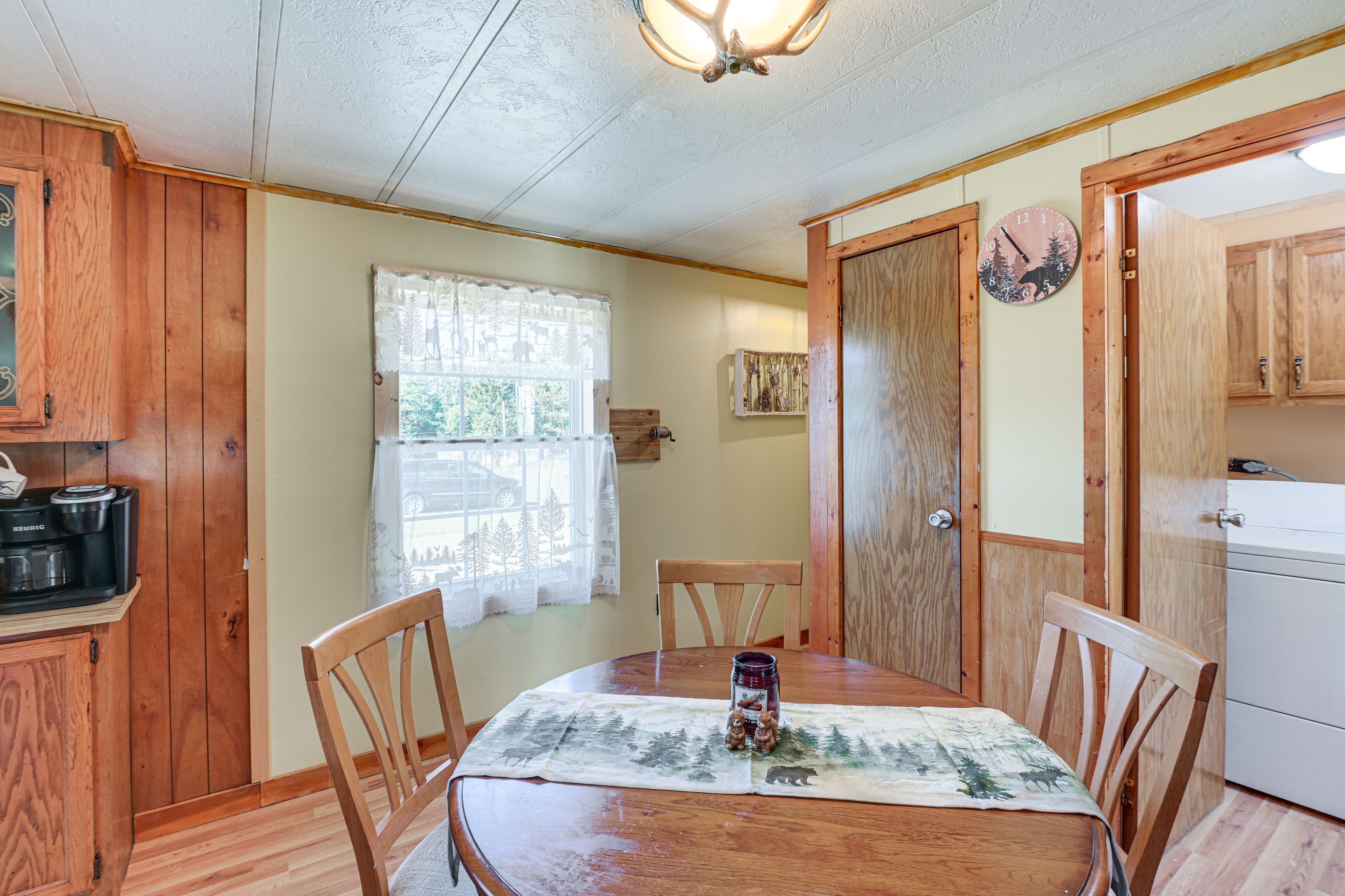Dining Area | Dishware/Flatware