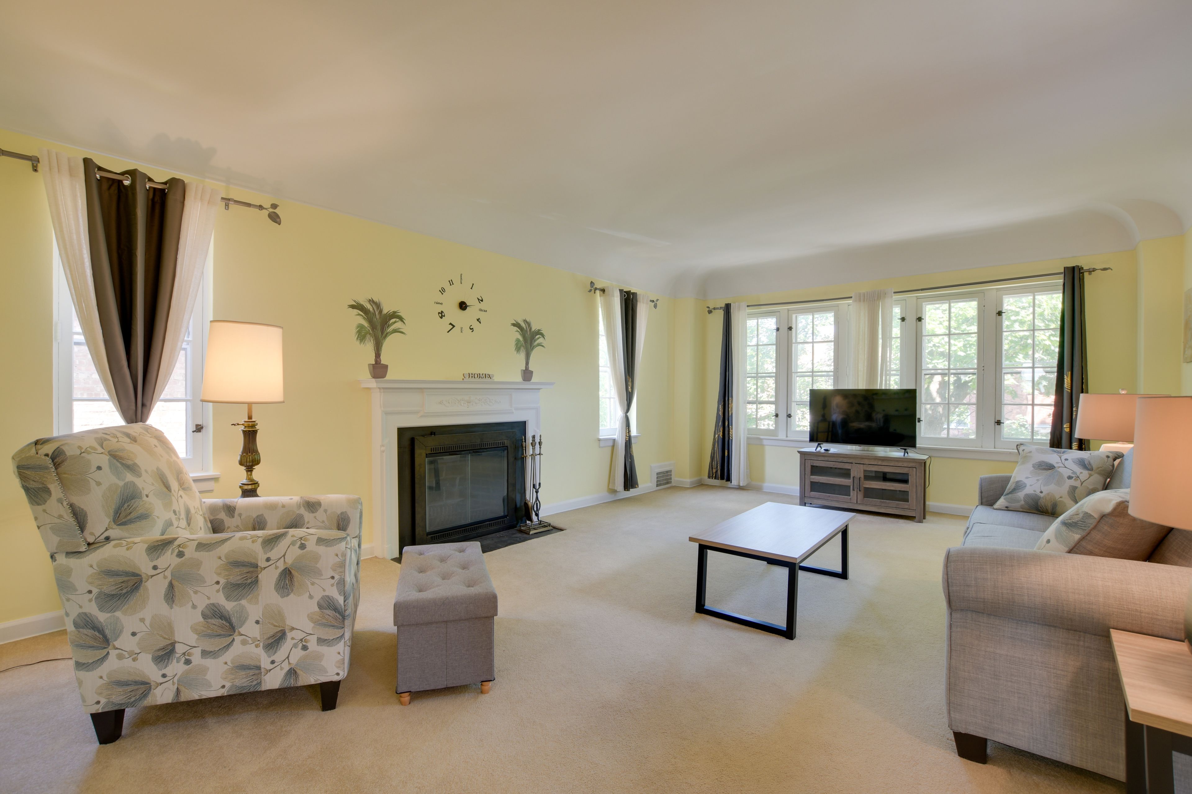 Living Room | Wood-Burning Fireplace | Smart TV | Free WiFi