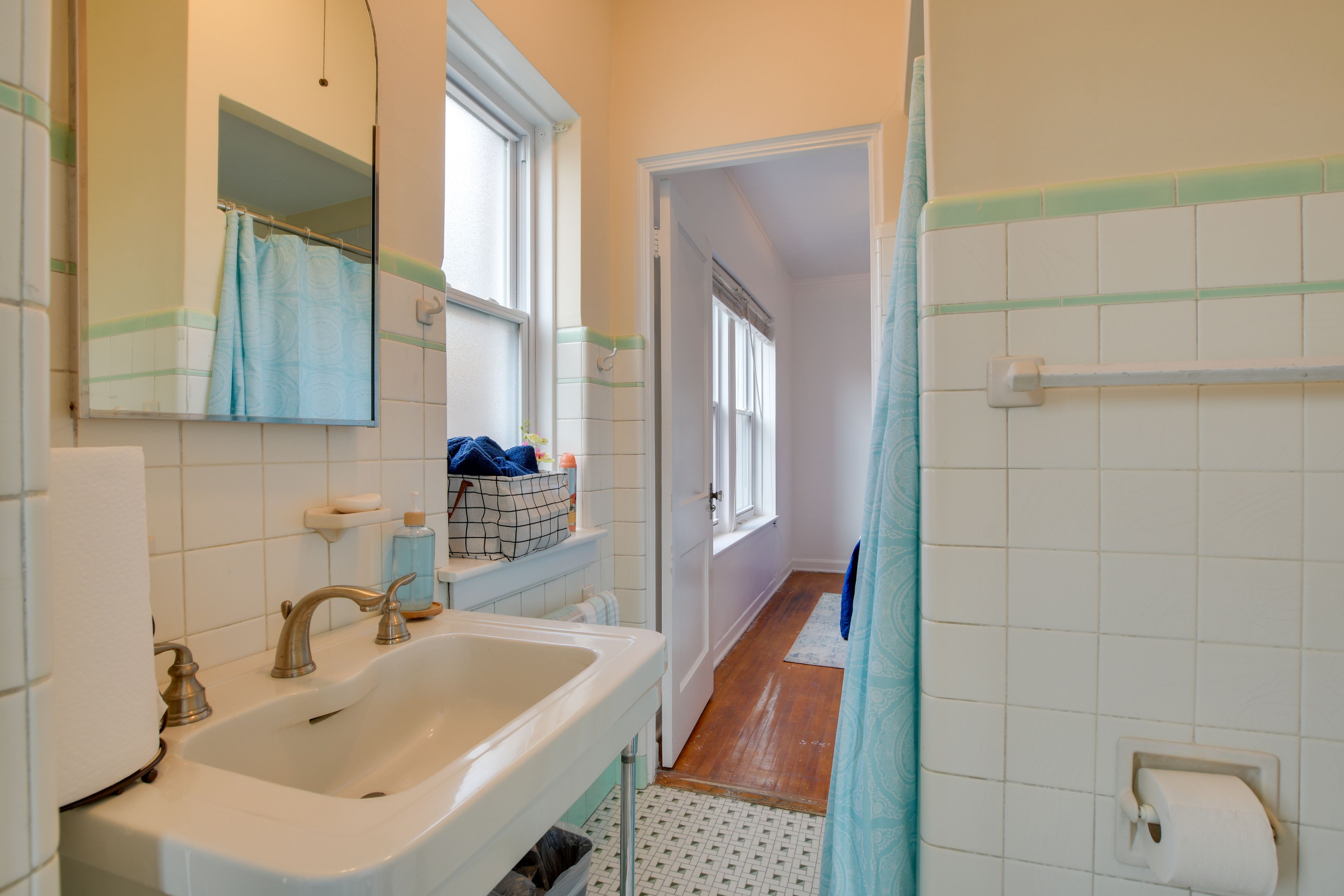 Full Bathroom | Towels Provided | Complimentary Toiletries