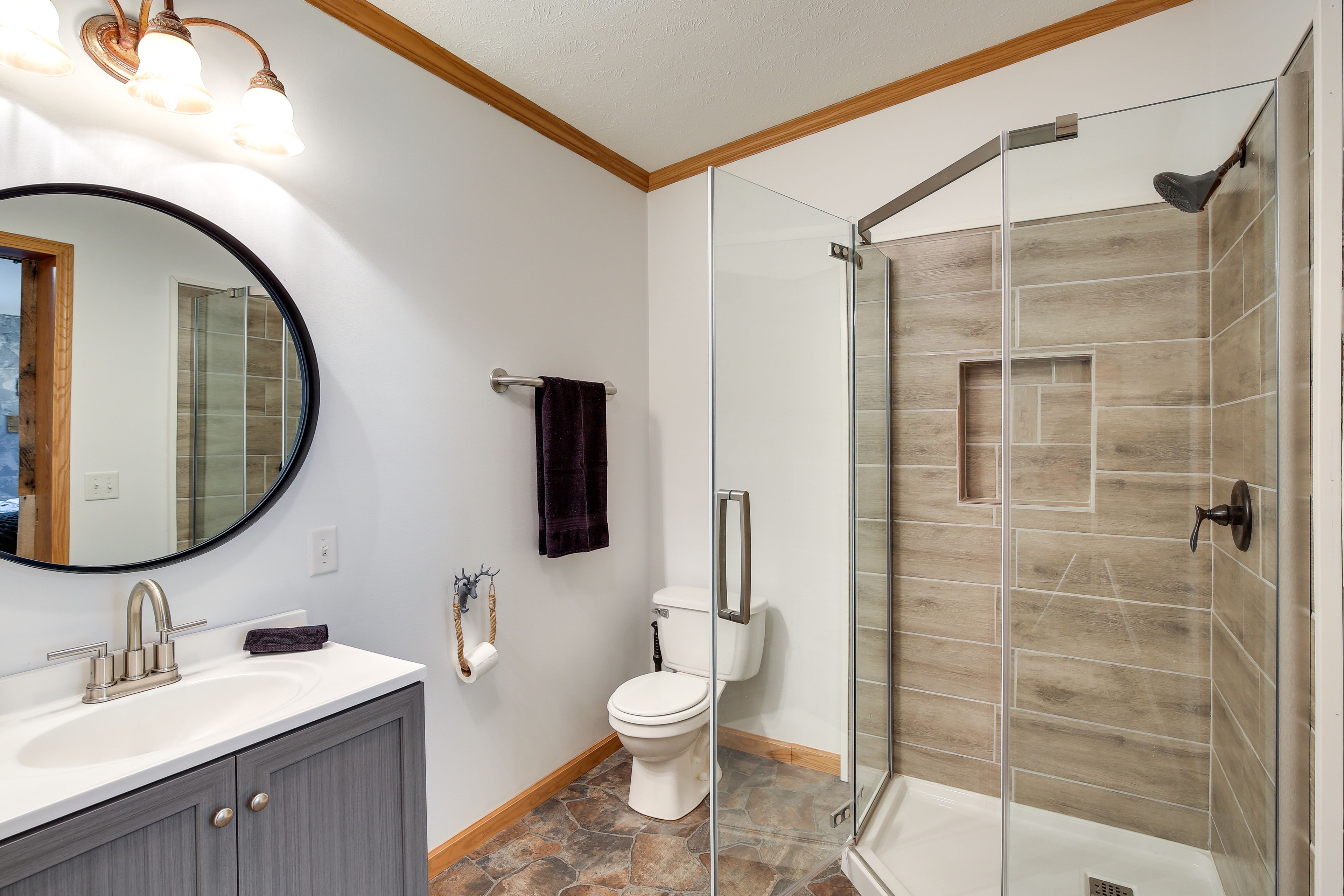 Full Bathroom | Towels Provided | Complimentary Toiletries