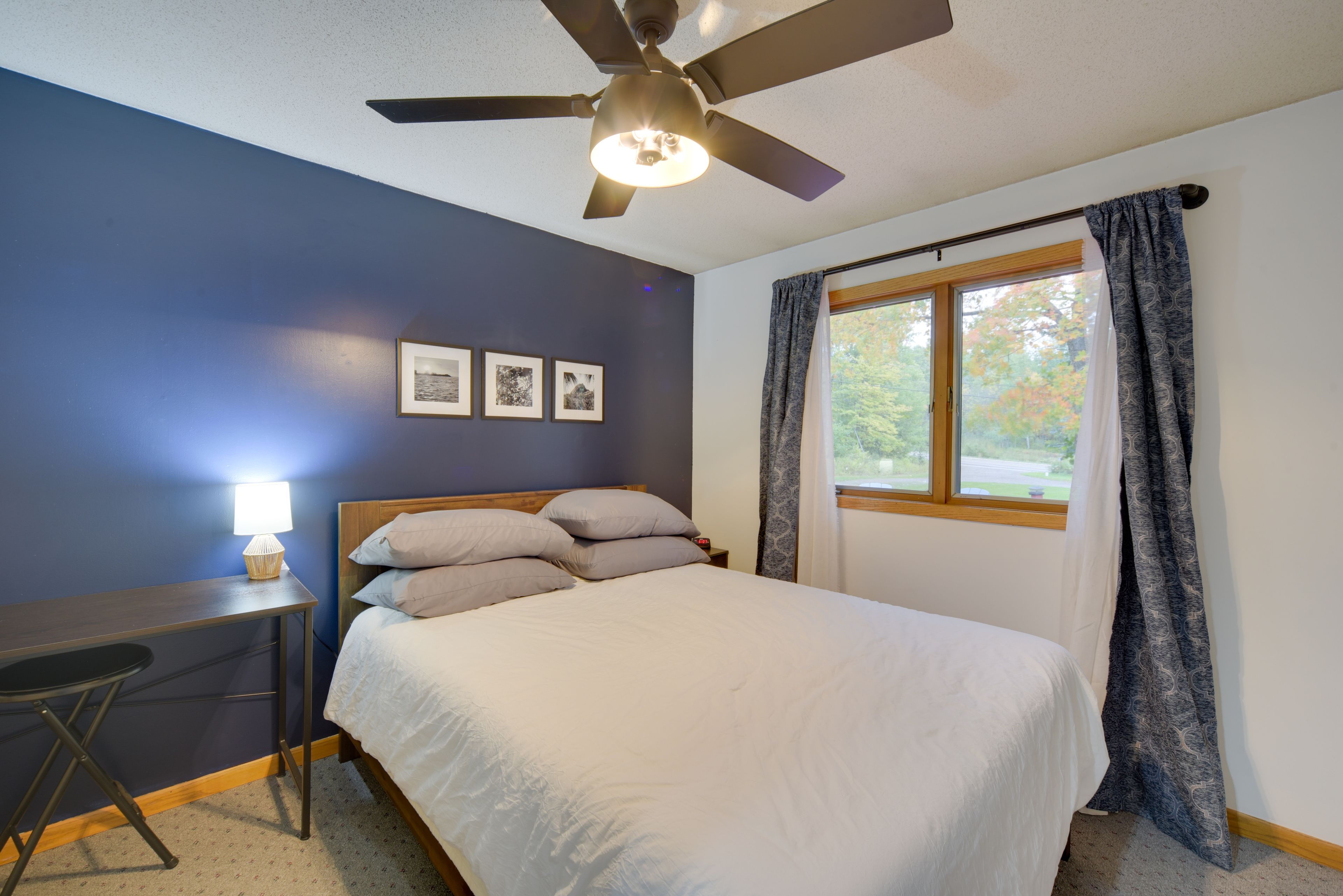 Bedroom1 | Queen Bed | Main Floor