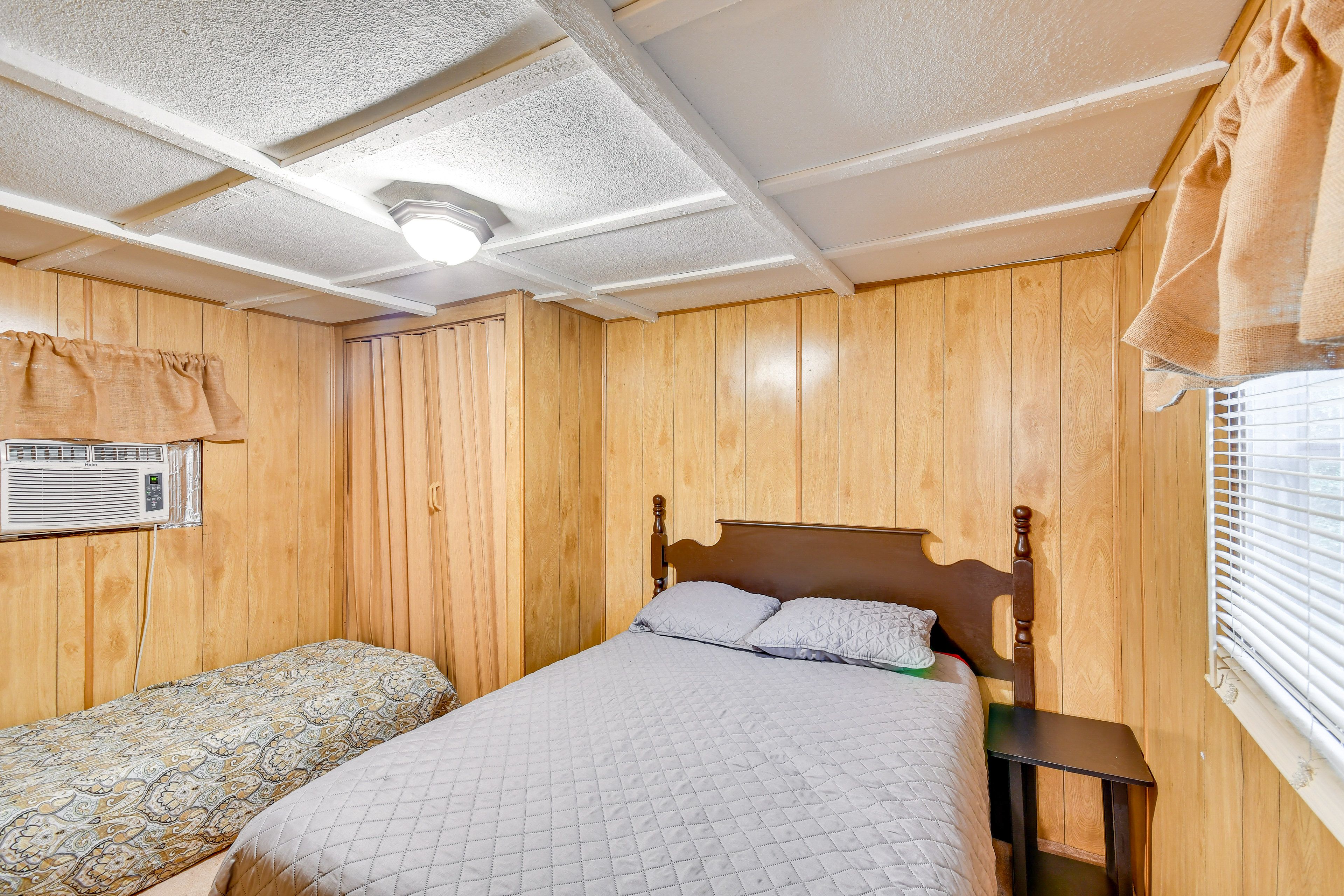 Bedroom | Queen Bed | Twin Bed | Linens Provided