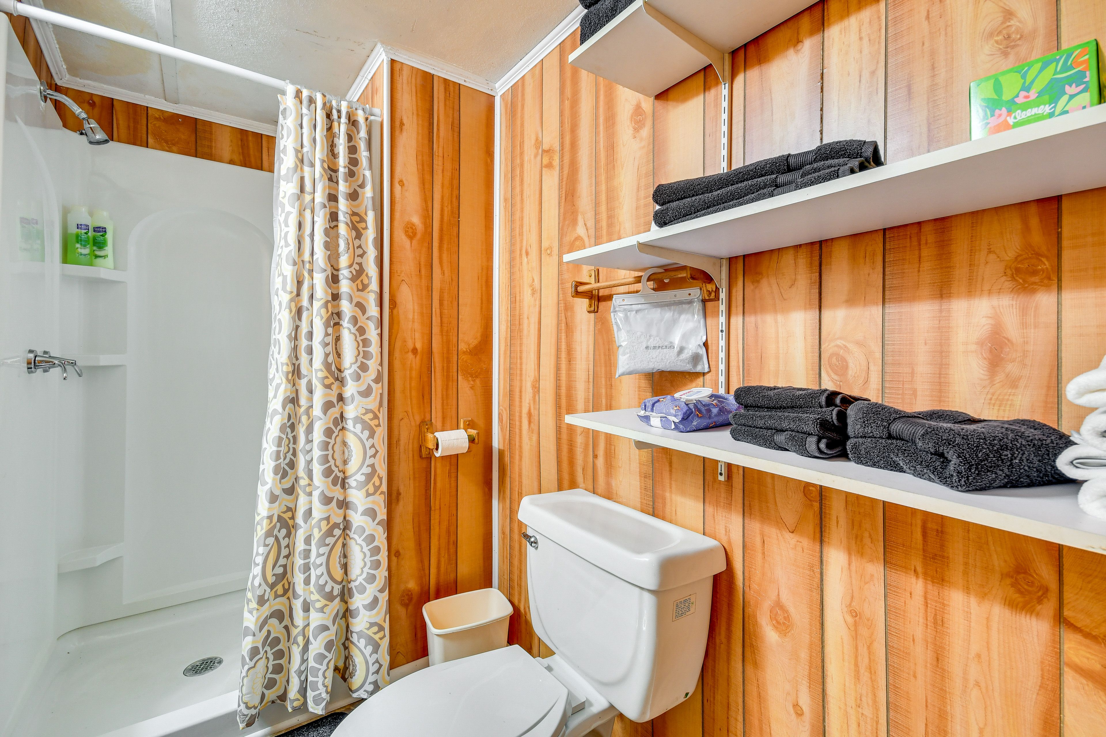 Full Bathroom | Towels Provided | Complimentary Toiletries