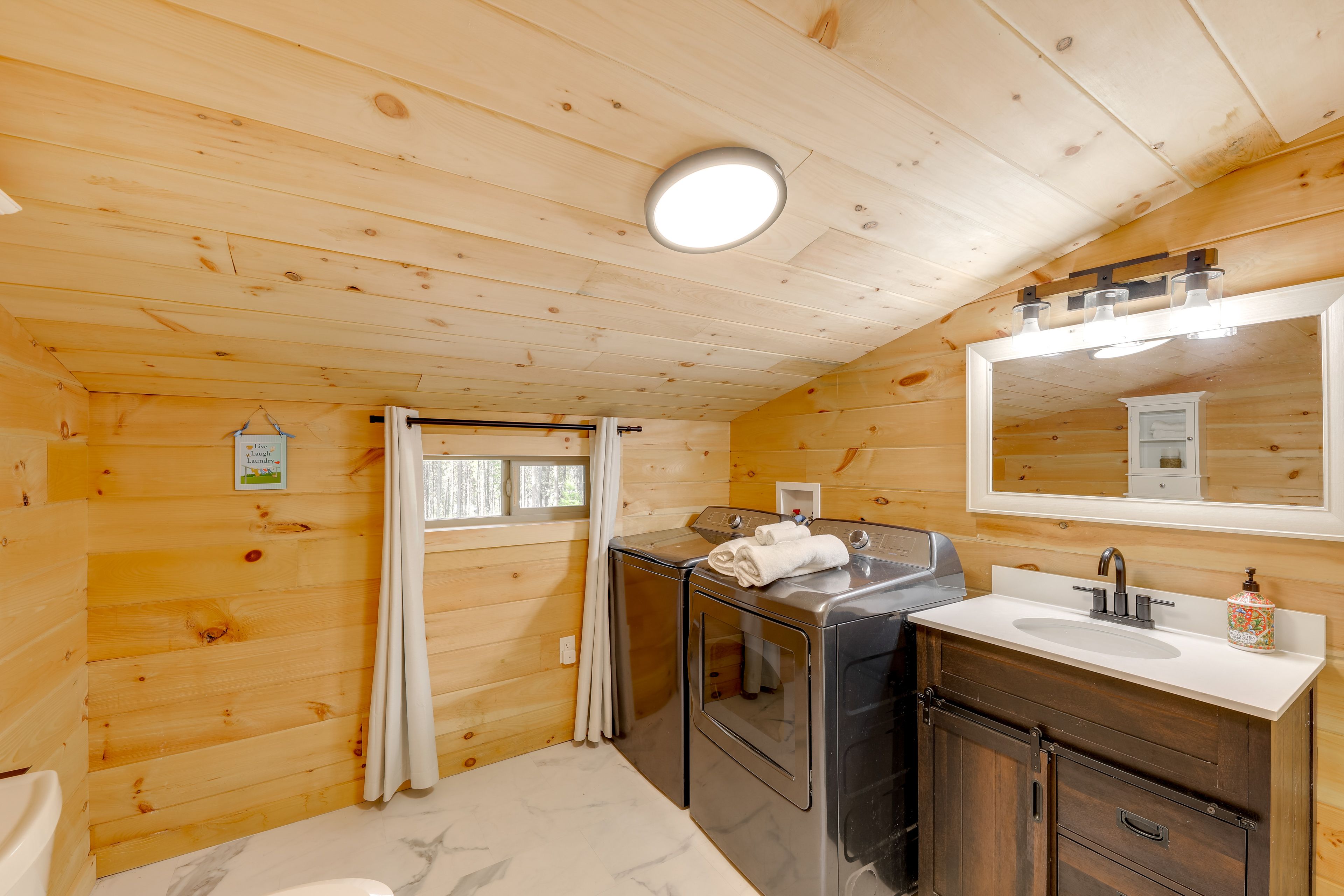 Full Bathroom | Washer & Dryer | 2nd Floor
