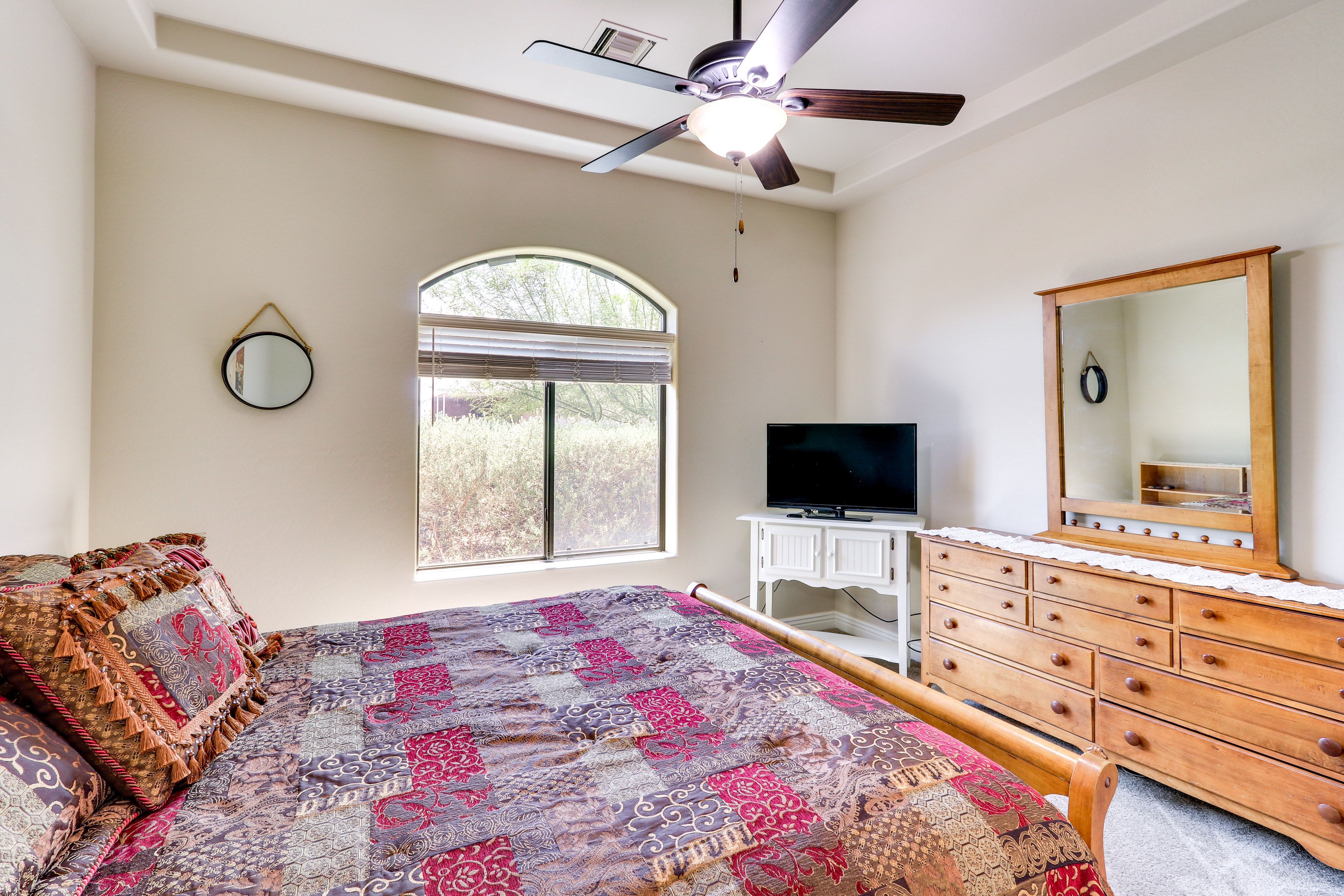 Bedroom 2 | Queen Bed | En-Suite Bathroom | Smart TV