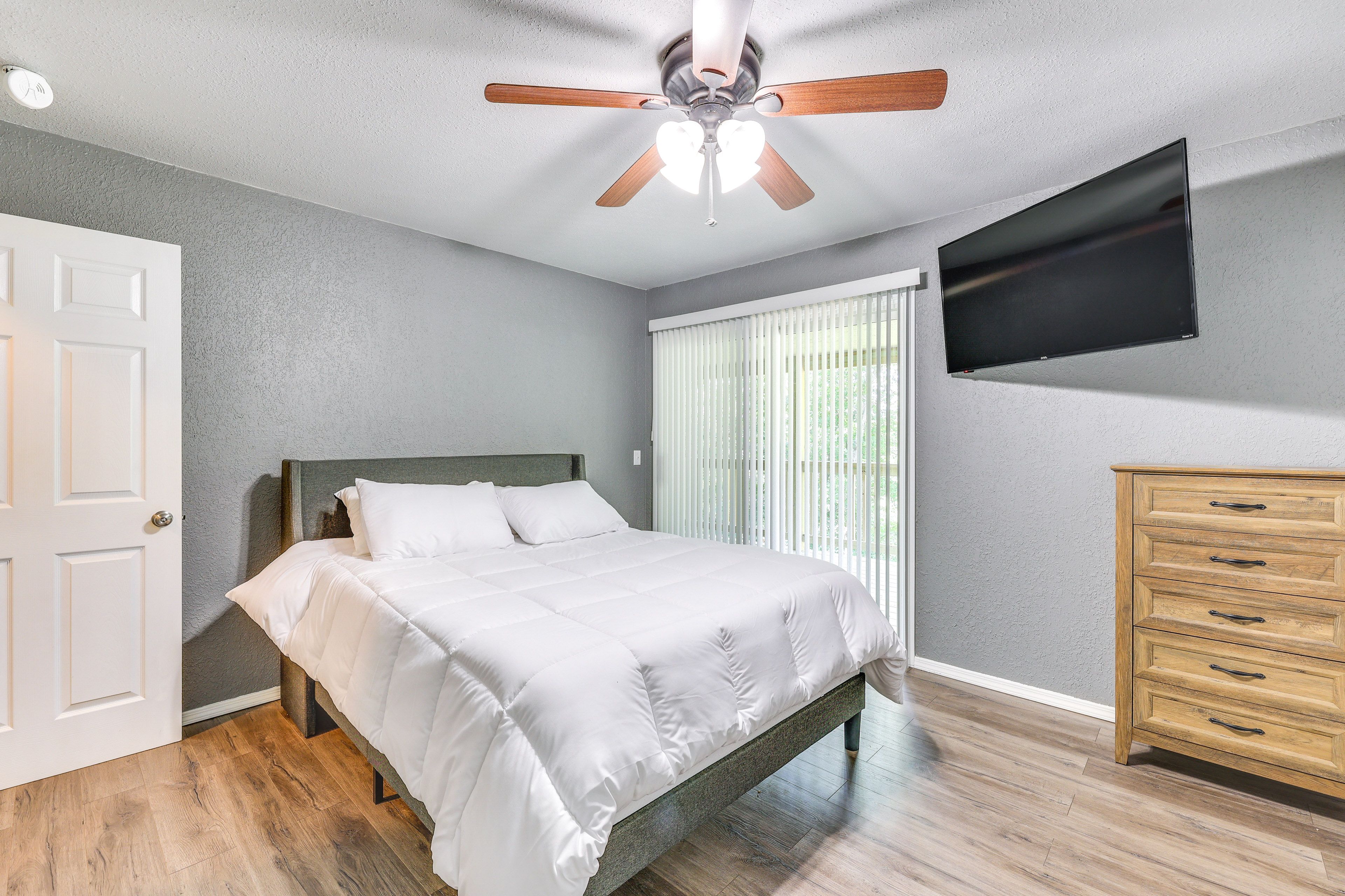 Bedroom 1 | Queen Bed | Smart TV | En-Suite Bathroom