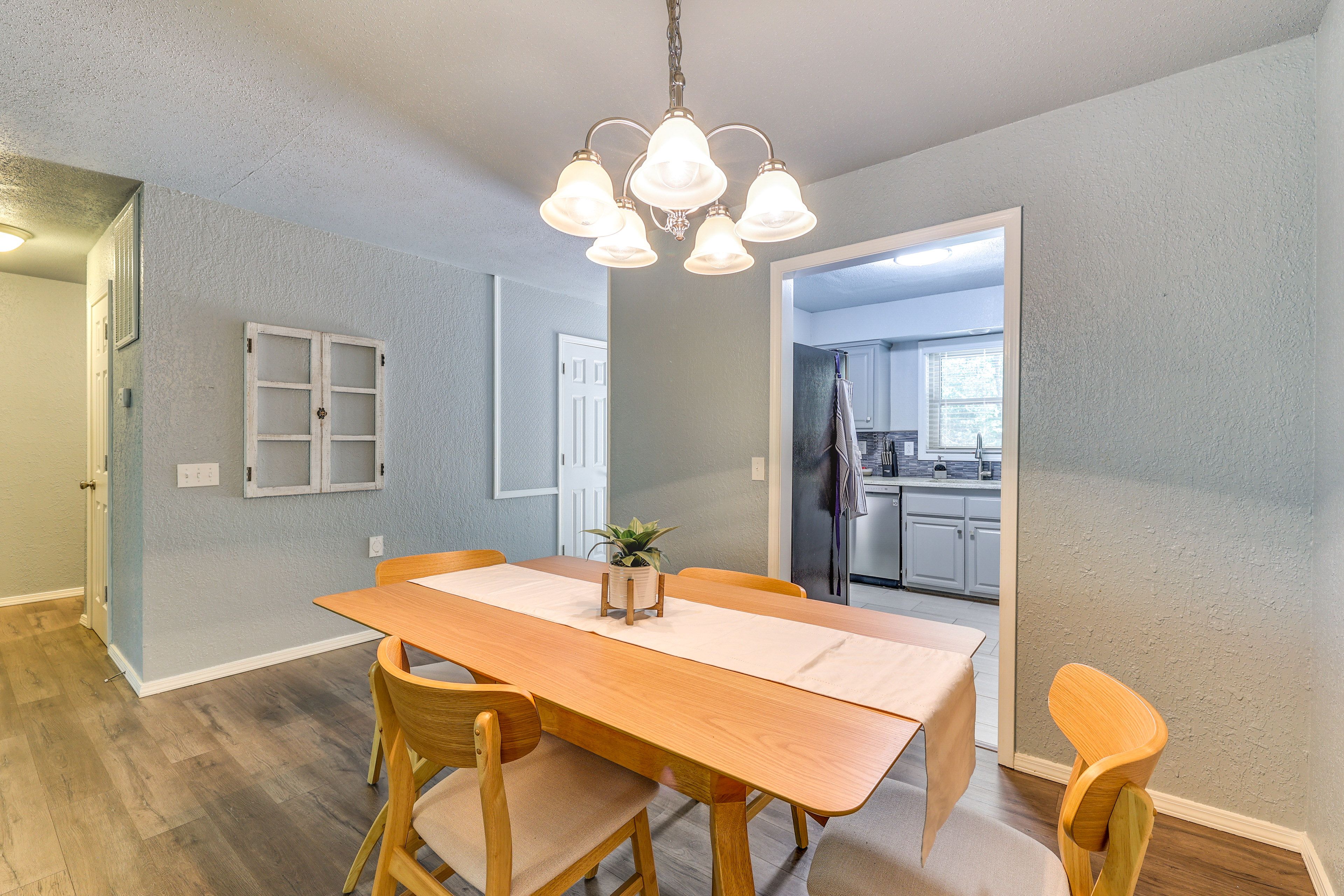 Dining Area | Dishware & Flatware Provided