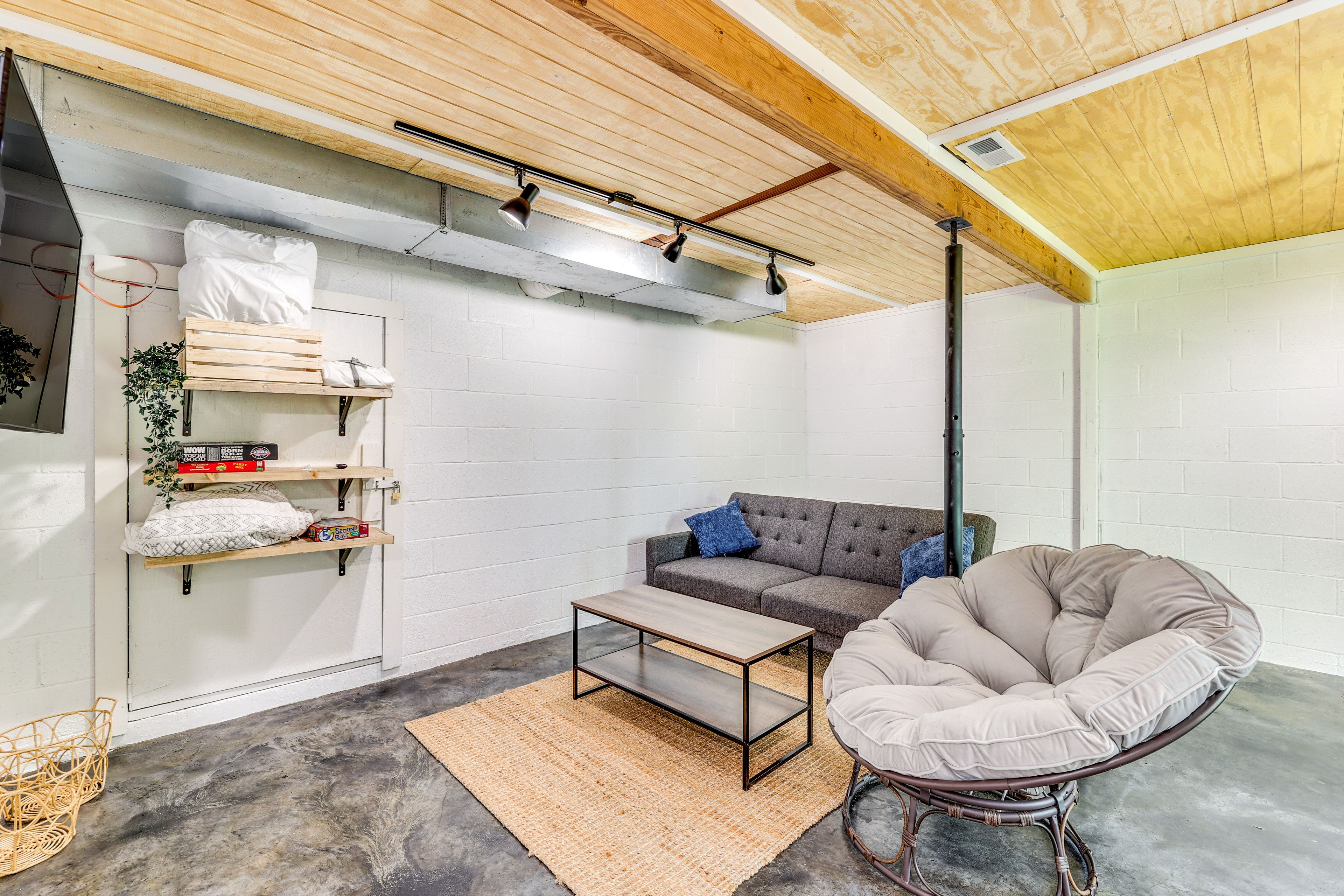 Basement | Twin Futon | Smart TV | Gaming Machine | Dart Board