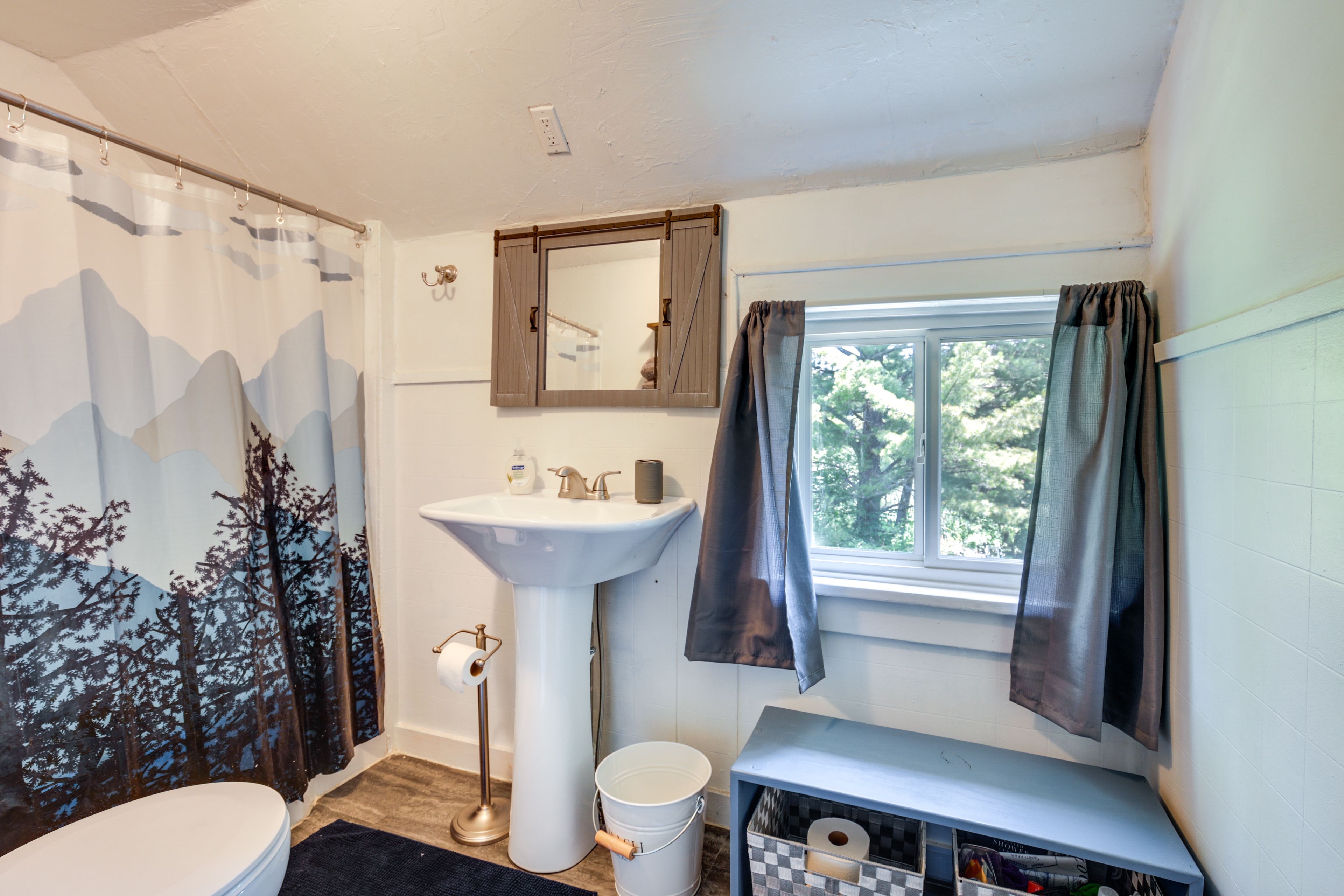 Full Bathroom | Shower/Tub Combo | Complimentary Toiletries | Towels Provided