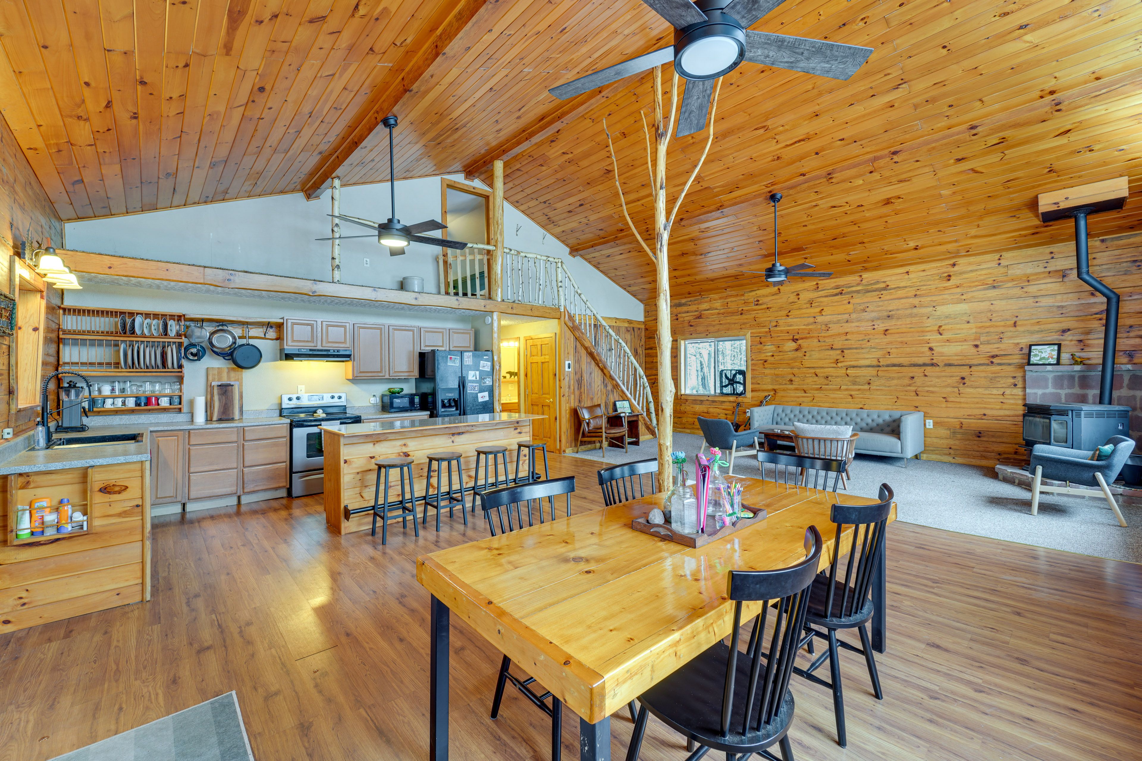 Dining Area | Dishware & Flatware Provided