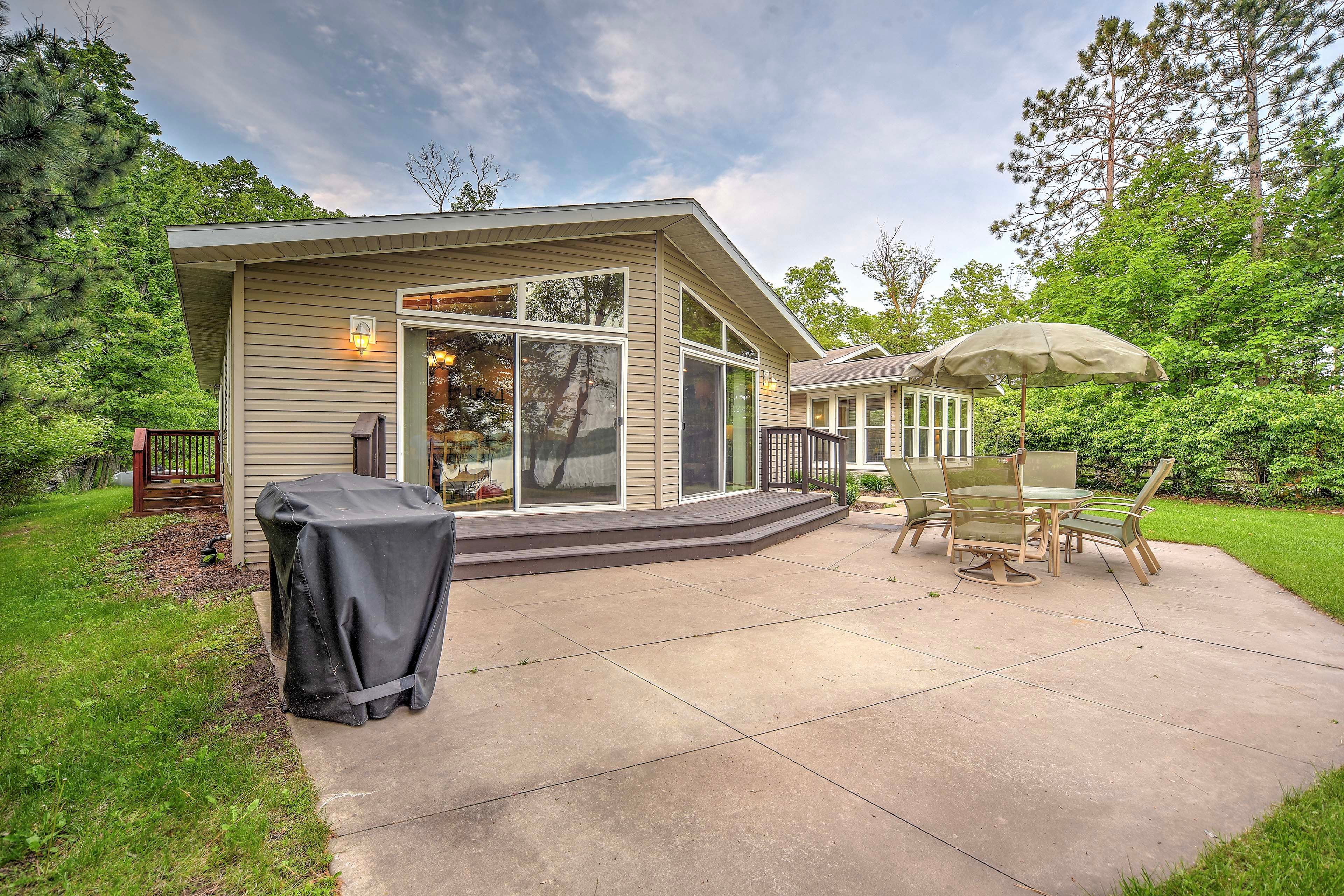 Patio | Outdoor Dining Area | Charcoal & Gas Grills