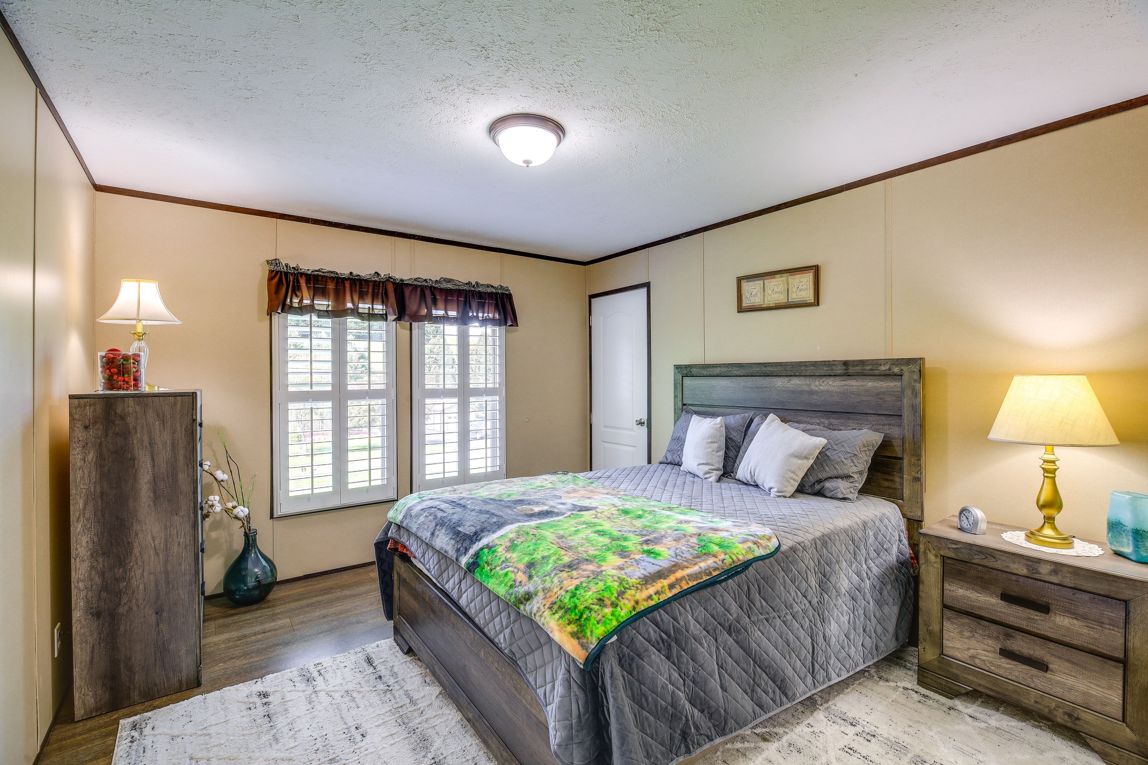 Bedroom 2 | Queen Bed