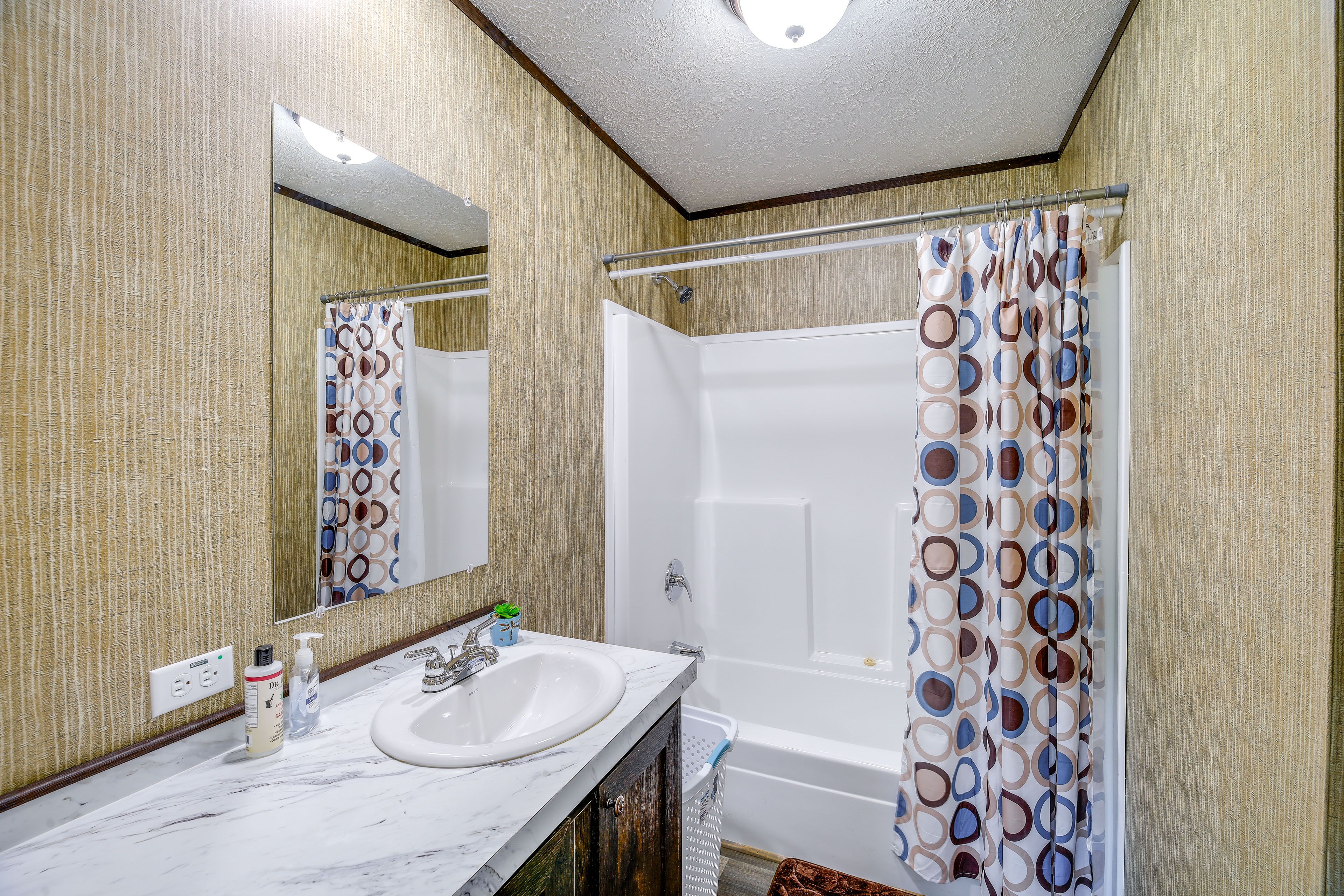 Full Bathroom | Towels Provided | Complimentary Toiletries
