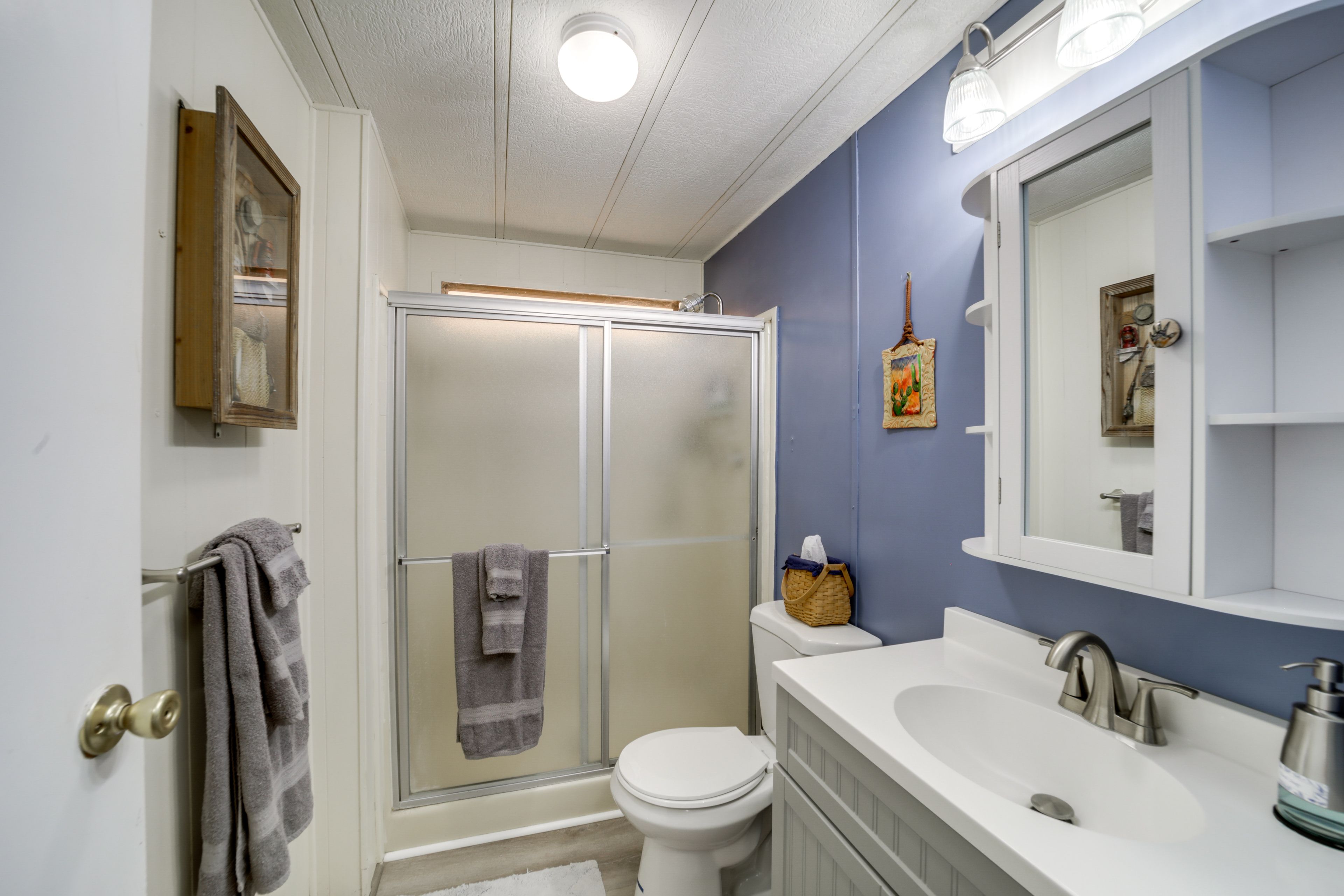 Full Bathroom | Towels Provided