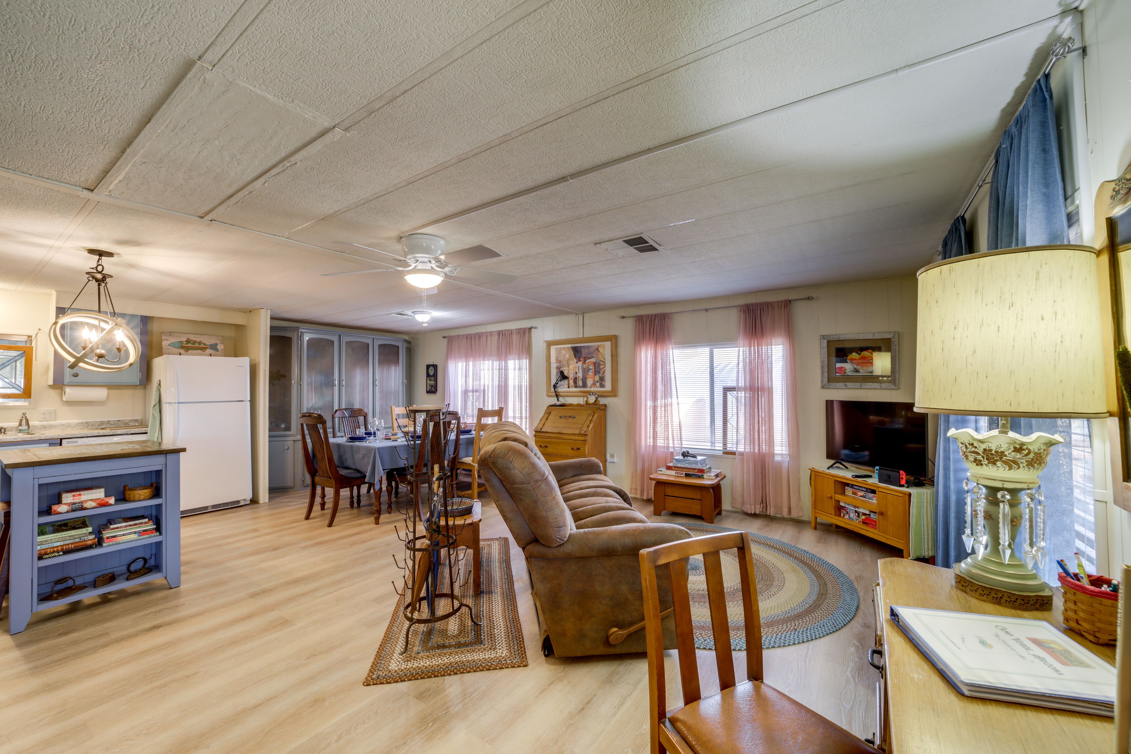 Additional Living Area | Smart TV w/ Cable | Laptop Workspace | Free WiFi