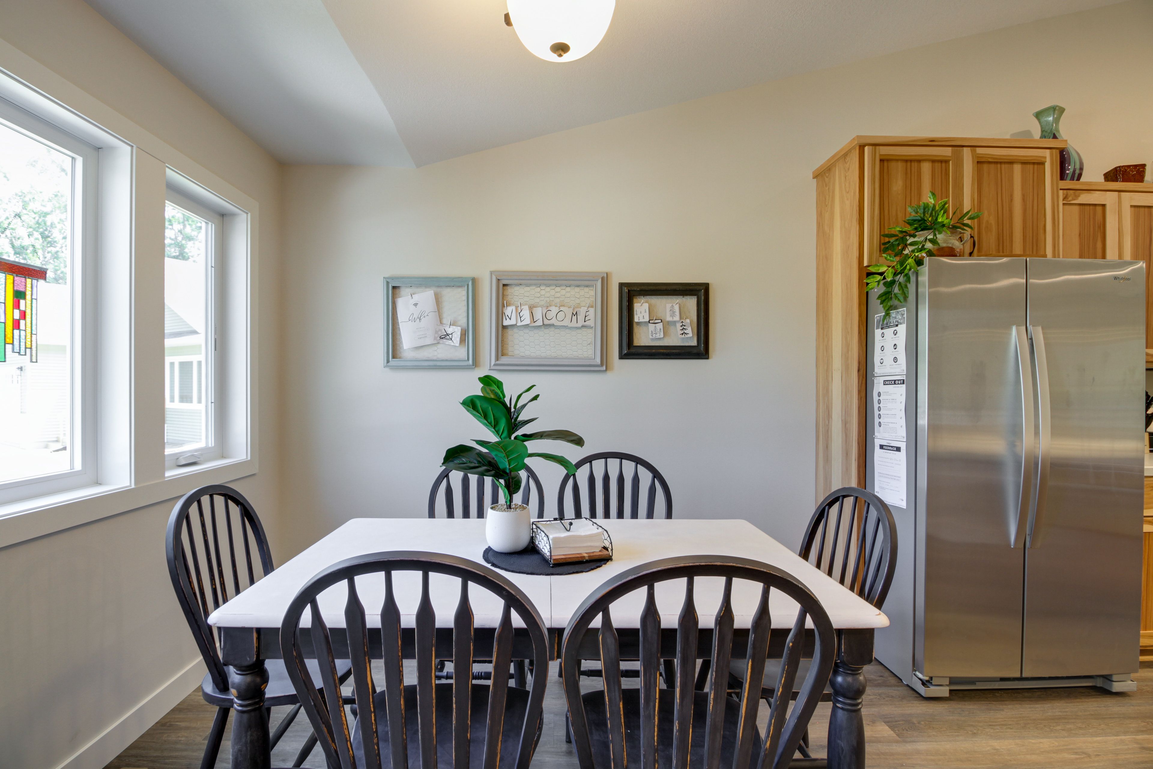 Dining Area | Dishware & Flatware Provided