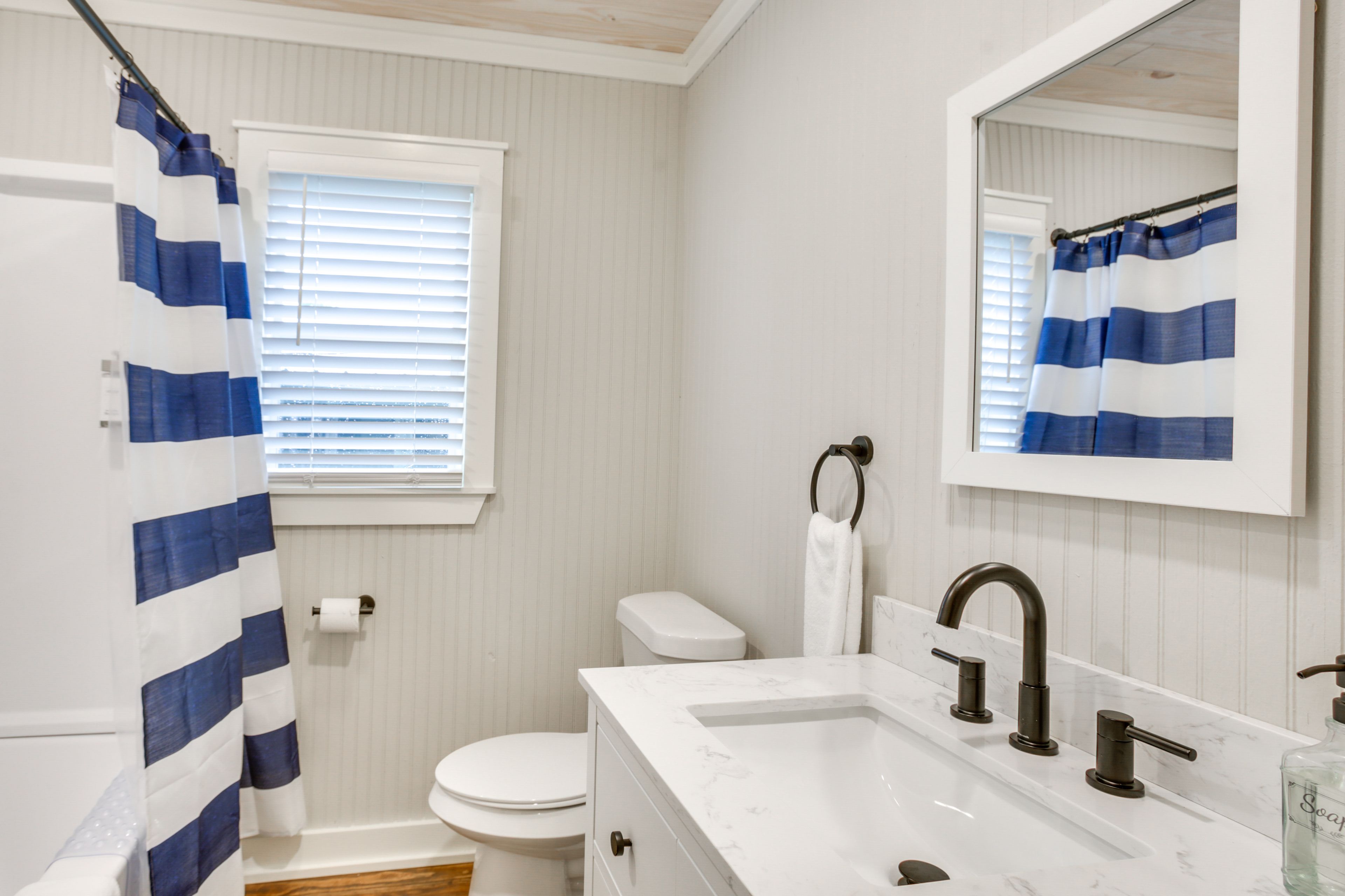 Full Bathroom | Complimentary Toiletries | Hair Dryer