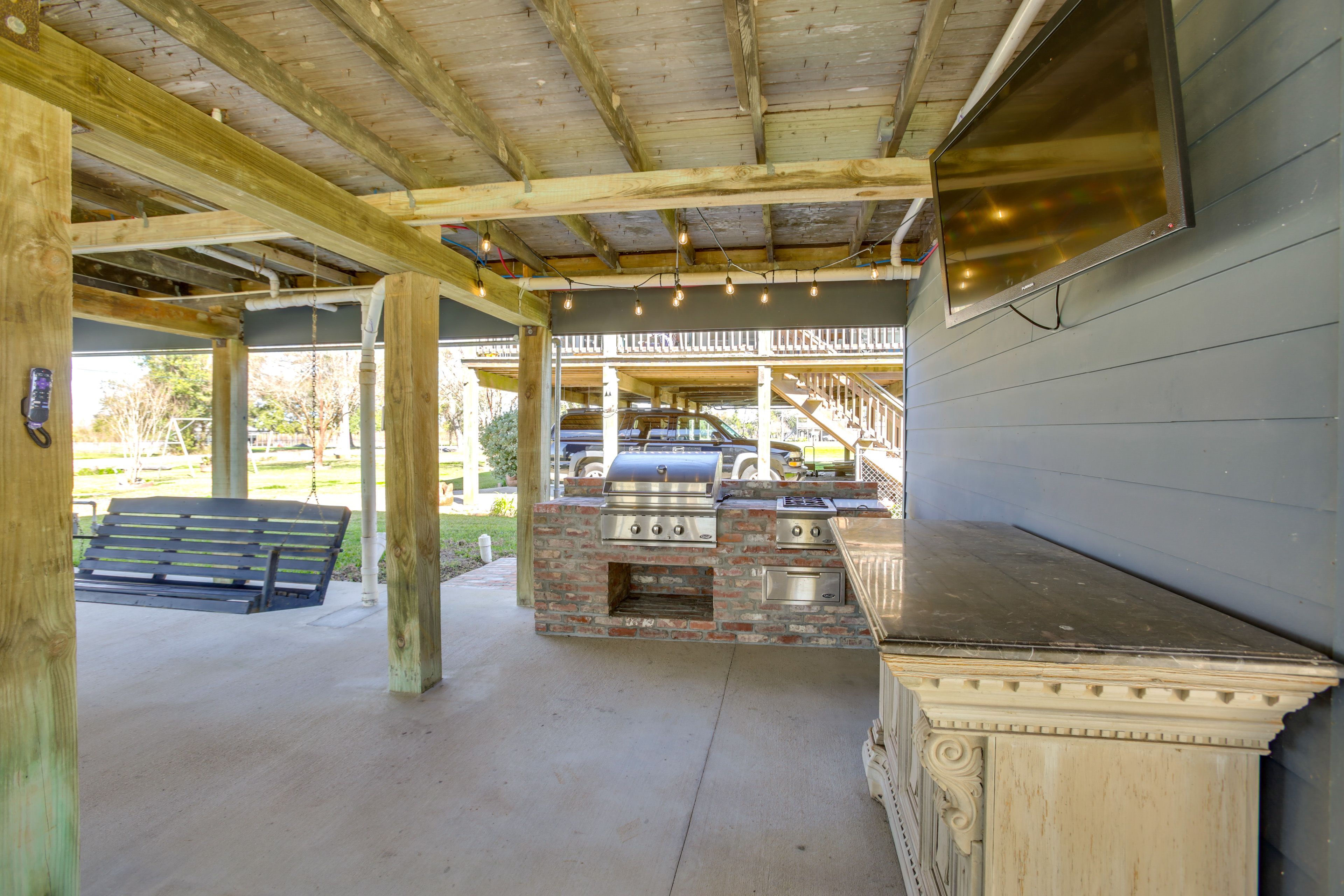 Outdoor Kitchen | TV