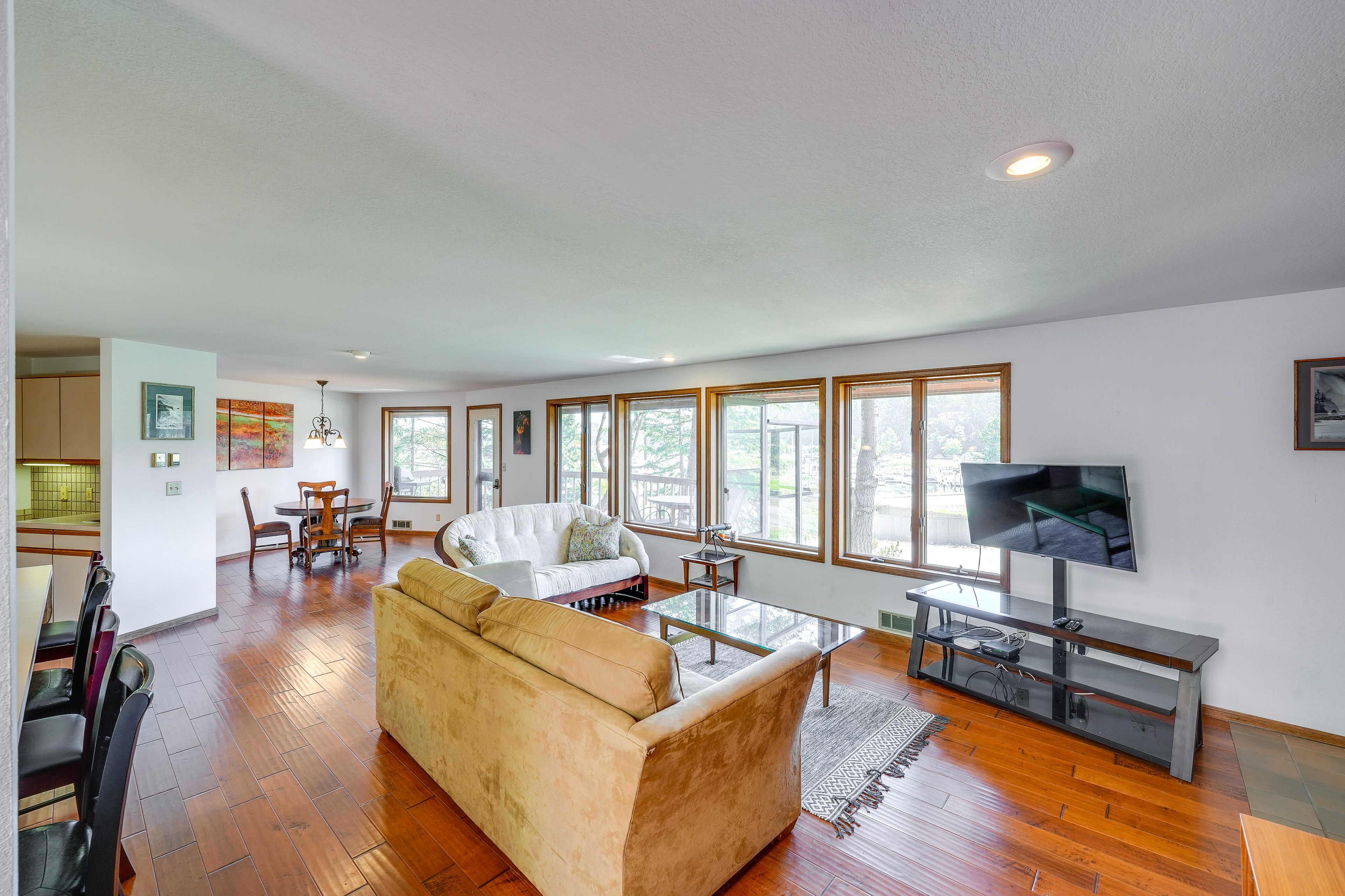 Living Room | Flat-Screen TV | Gas Fireplace| Queen Sleeper Sofa