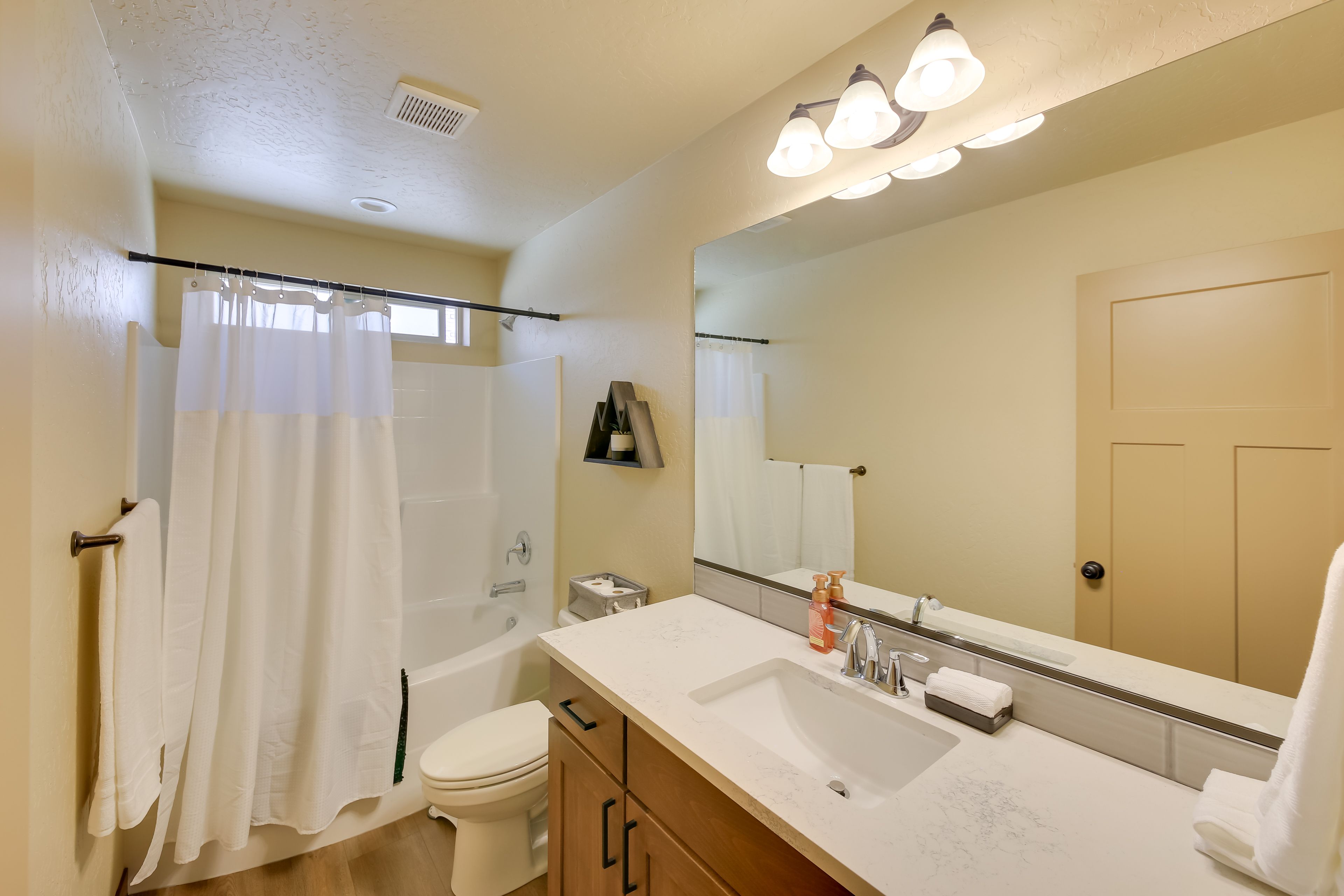 Full Bathroom | Complimentary Toiletries