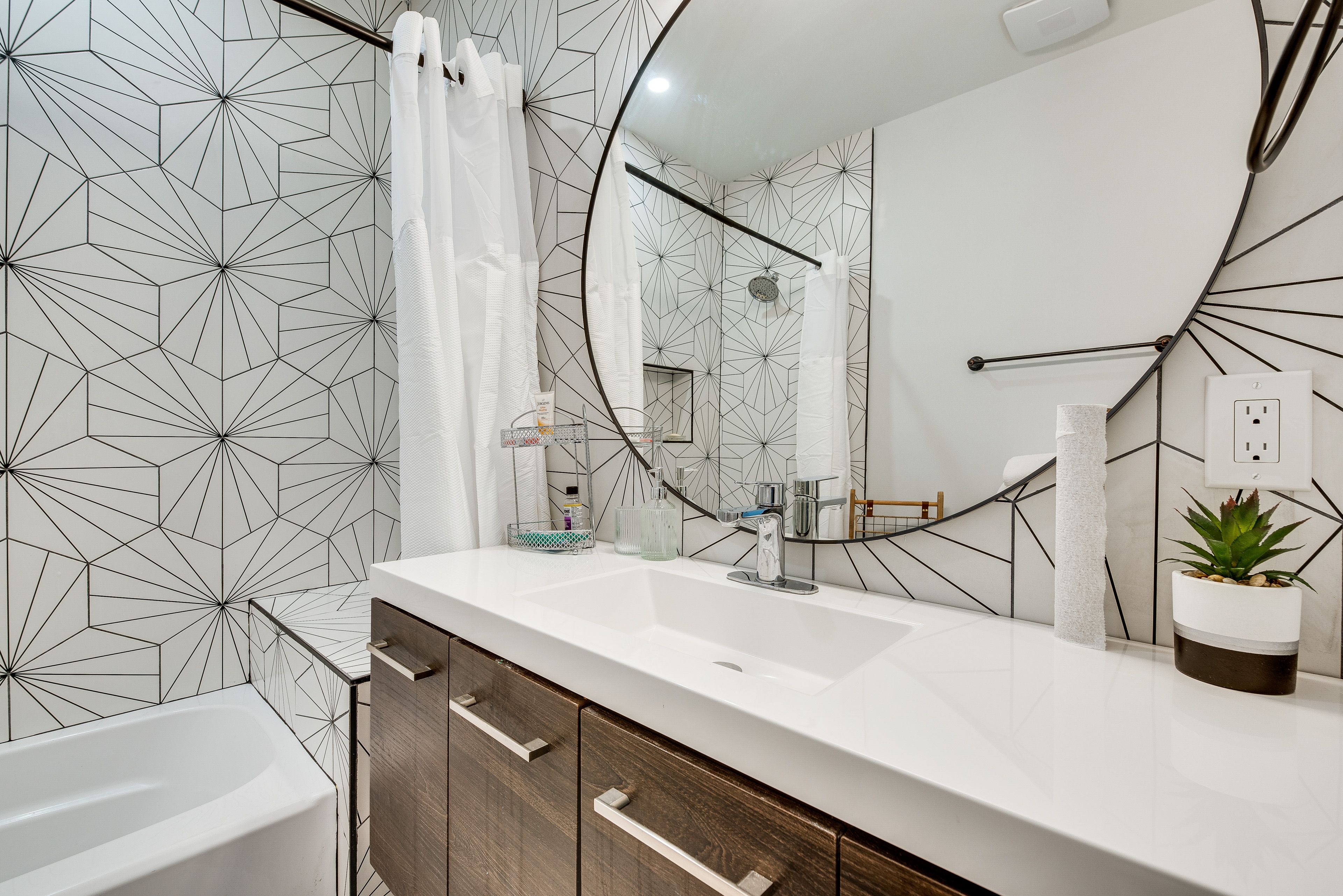 Full Bathroom | Shower/Tub Combo | Complimentary Toiletries