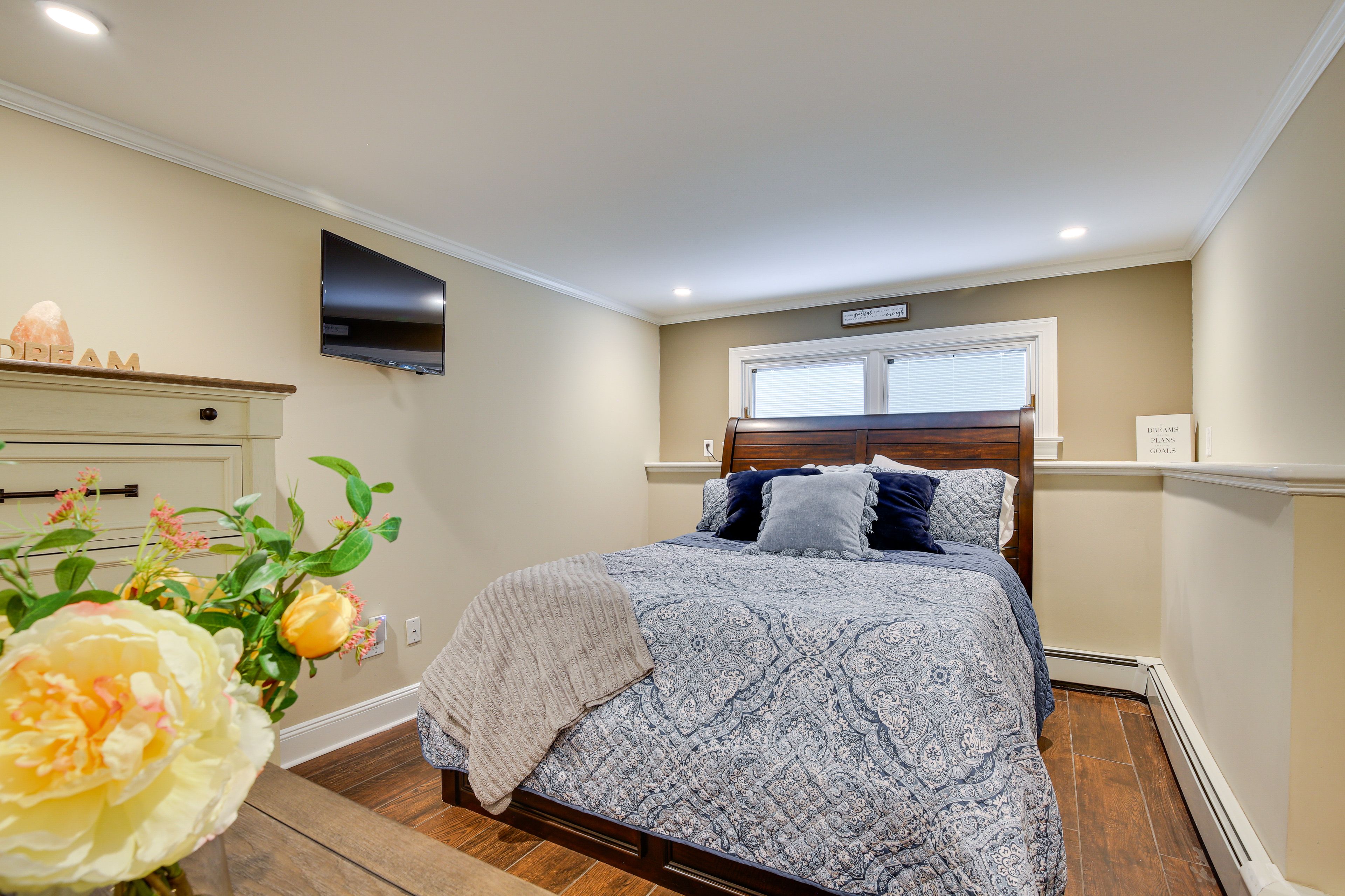 Bedroom | Queen Bed | Linens Provided