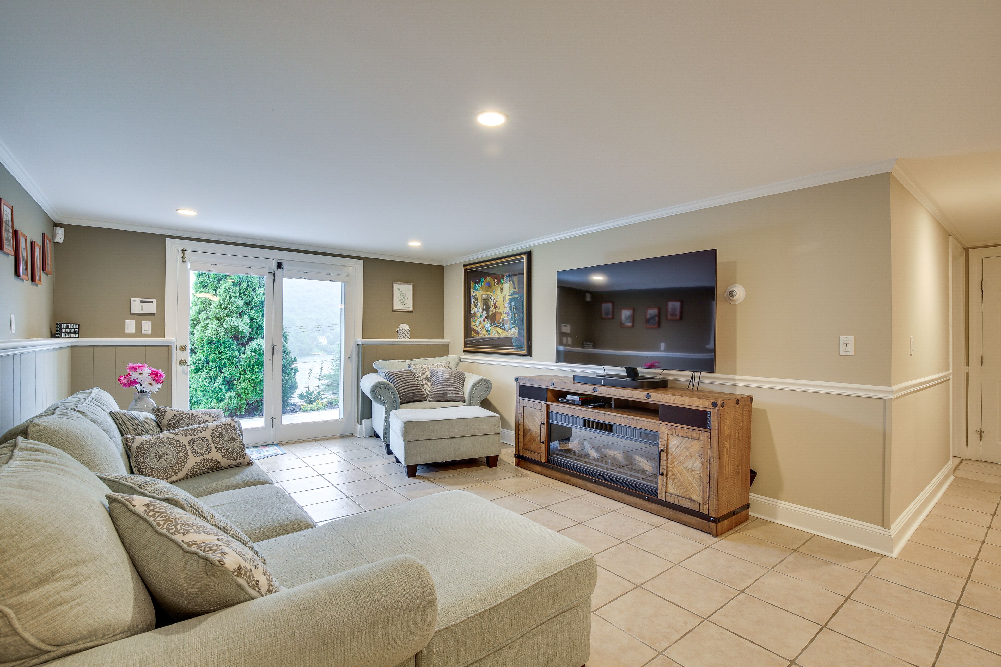 Living Room | Sleeper Sofa | Electric Fireplace | Free WiFi | Smart TV