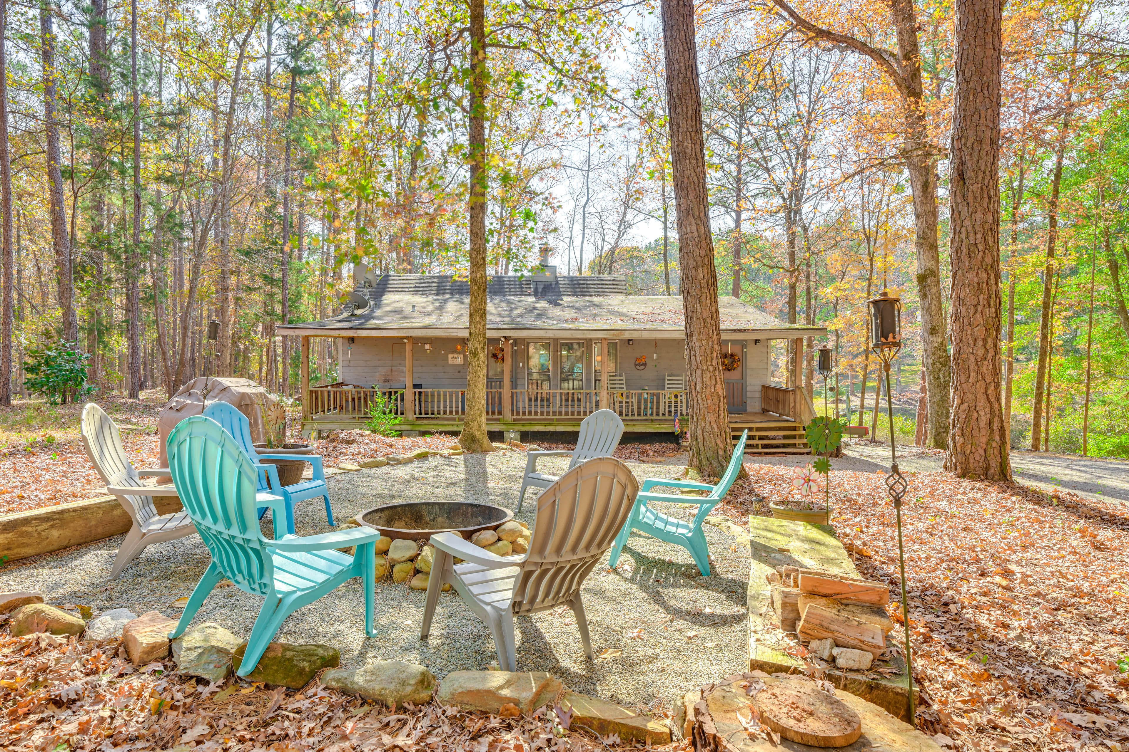 Hamilton Vacation Rental | 3BR | 2BA | 4 Exterior Steps to Enter | 1,601 Sq Ft