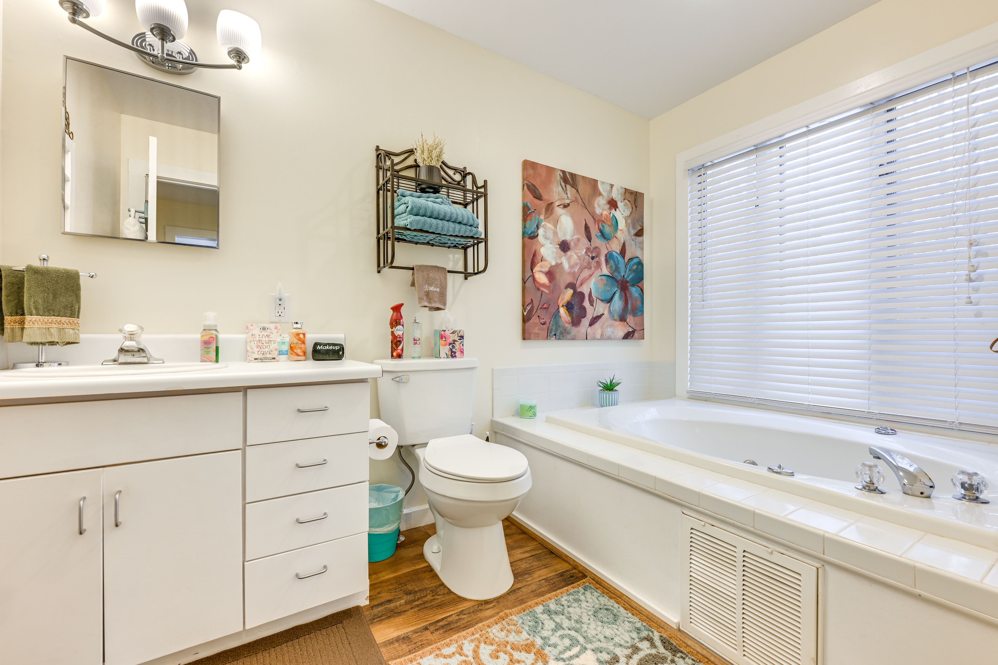 Full Bathroom | Towels Provided | Complimentary Toiletries