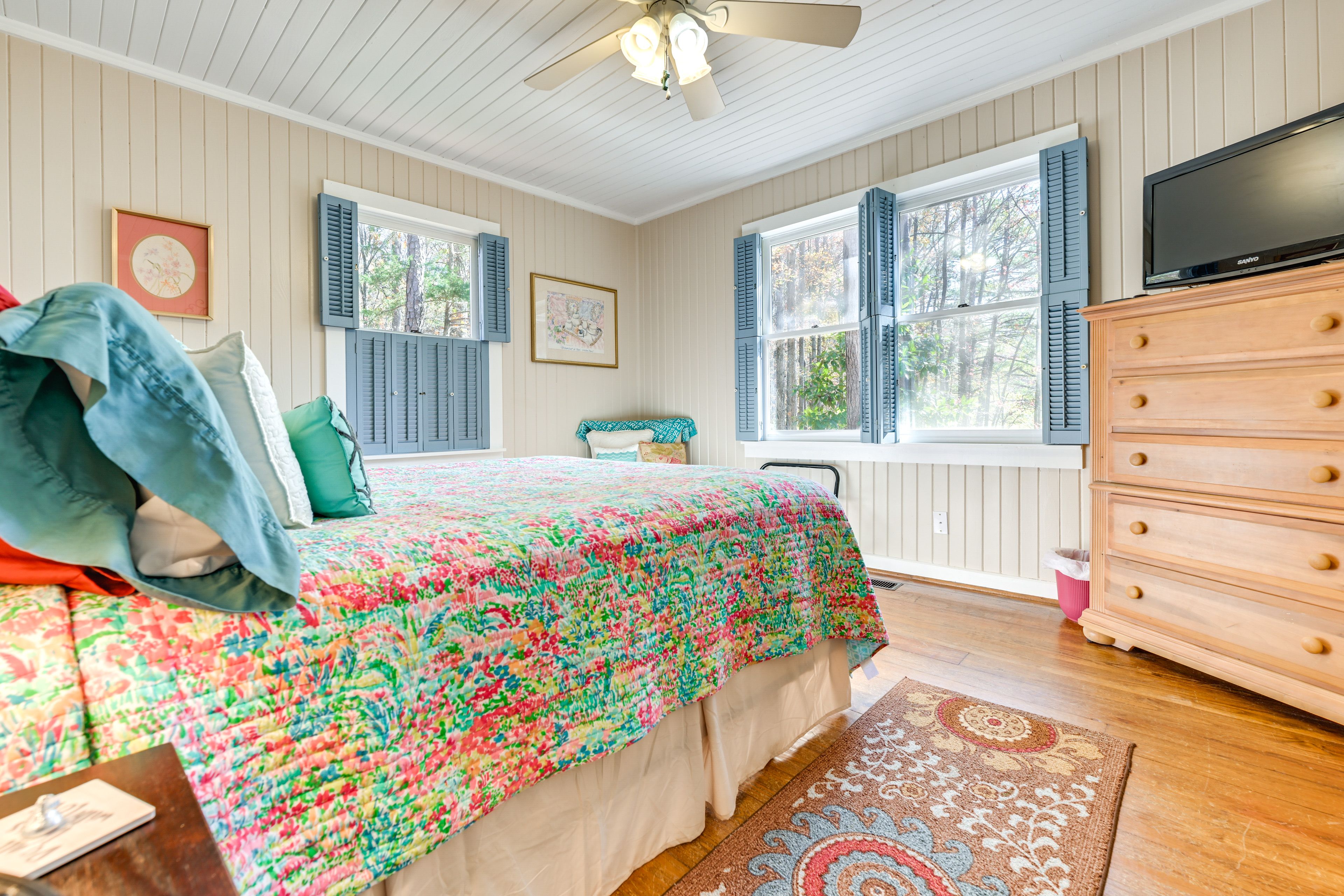 Bedroom 2 | Queen Bed | Smart TV