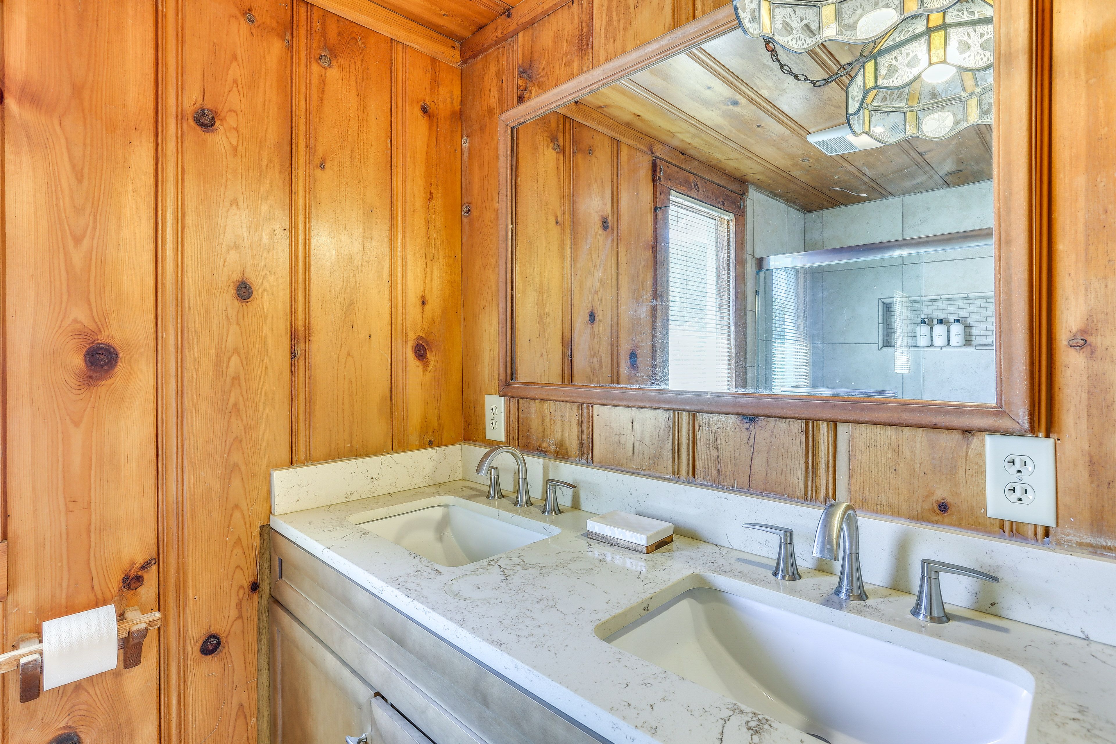 Full Bathroom | Towels Provided | Complimentary Toiletries