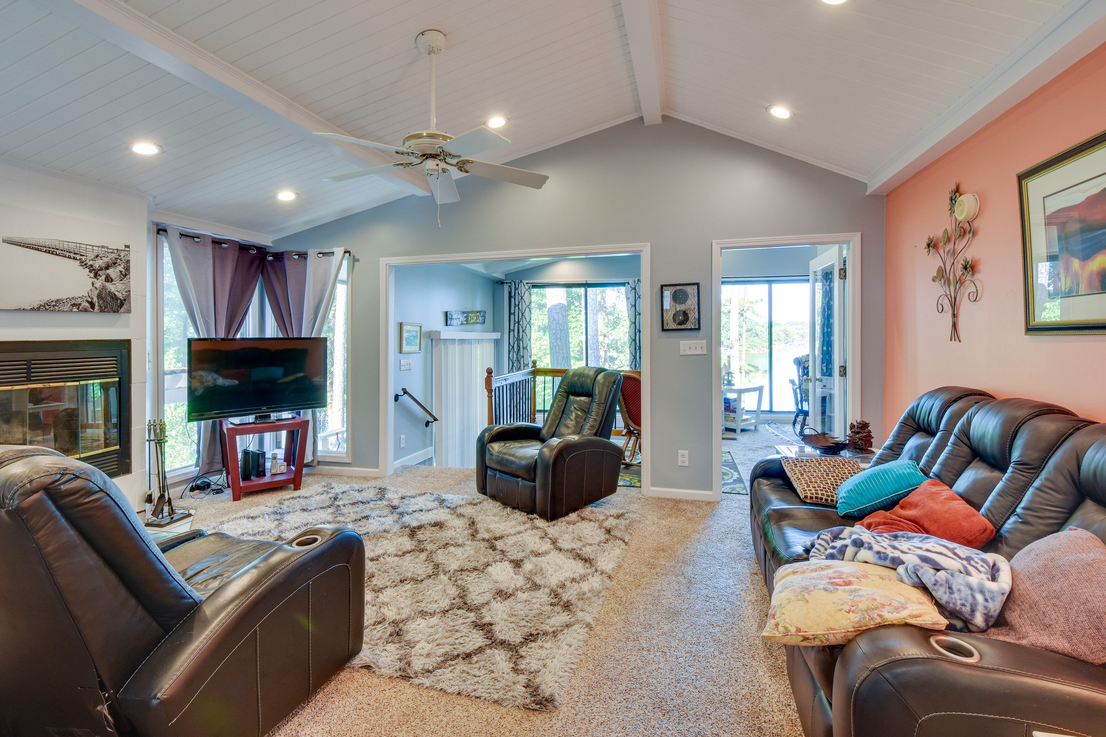 Living Room | Free WiFi | Smart TV