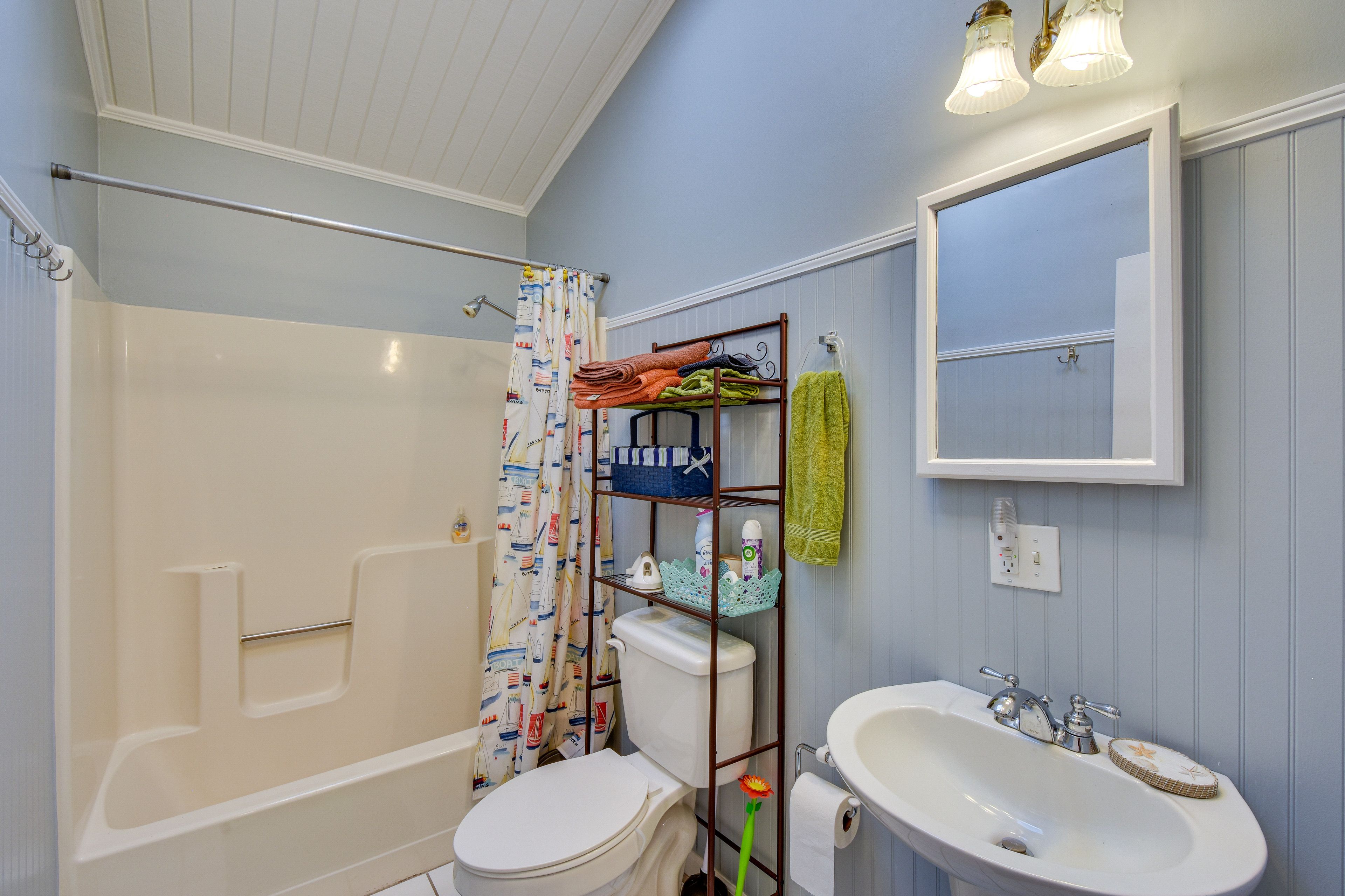 Full Bathroom | Towels Provided
