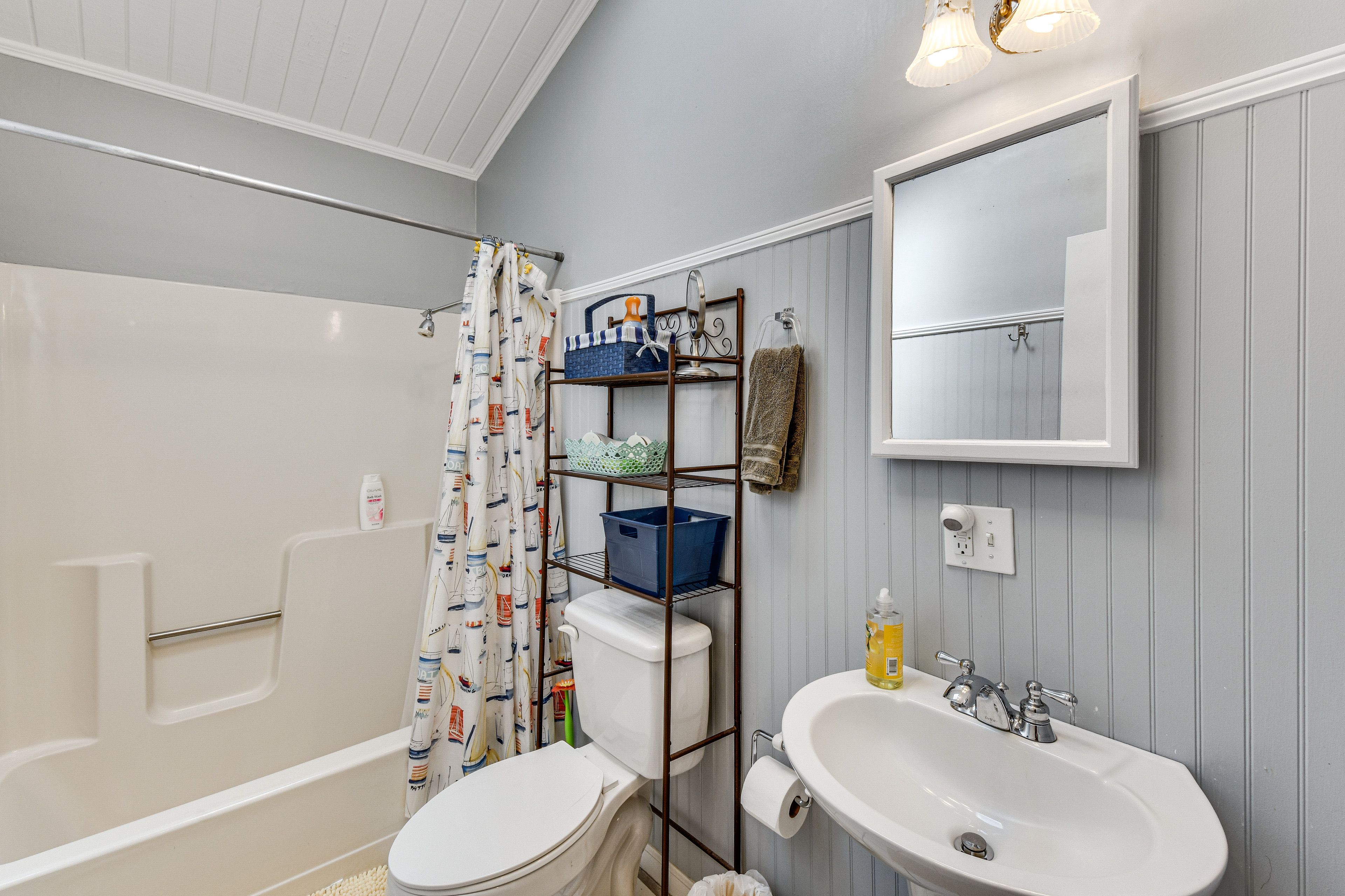 Full Bathroom | Towels Provided