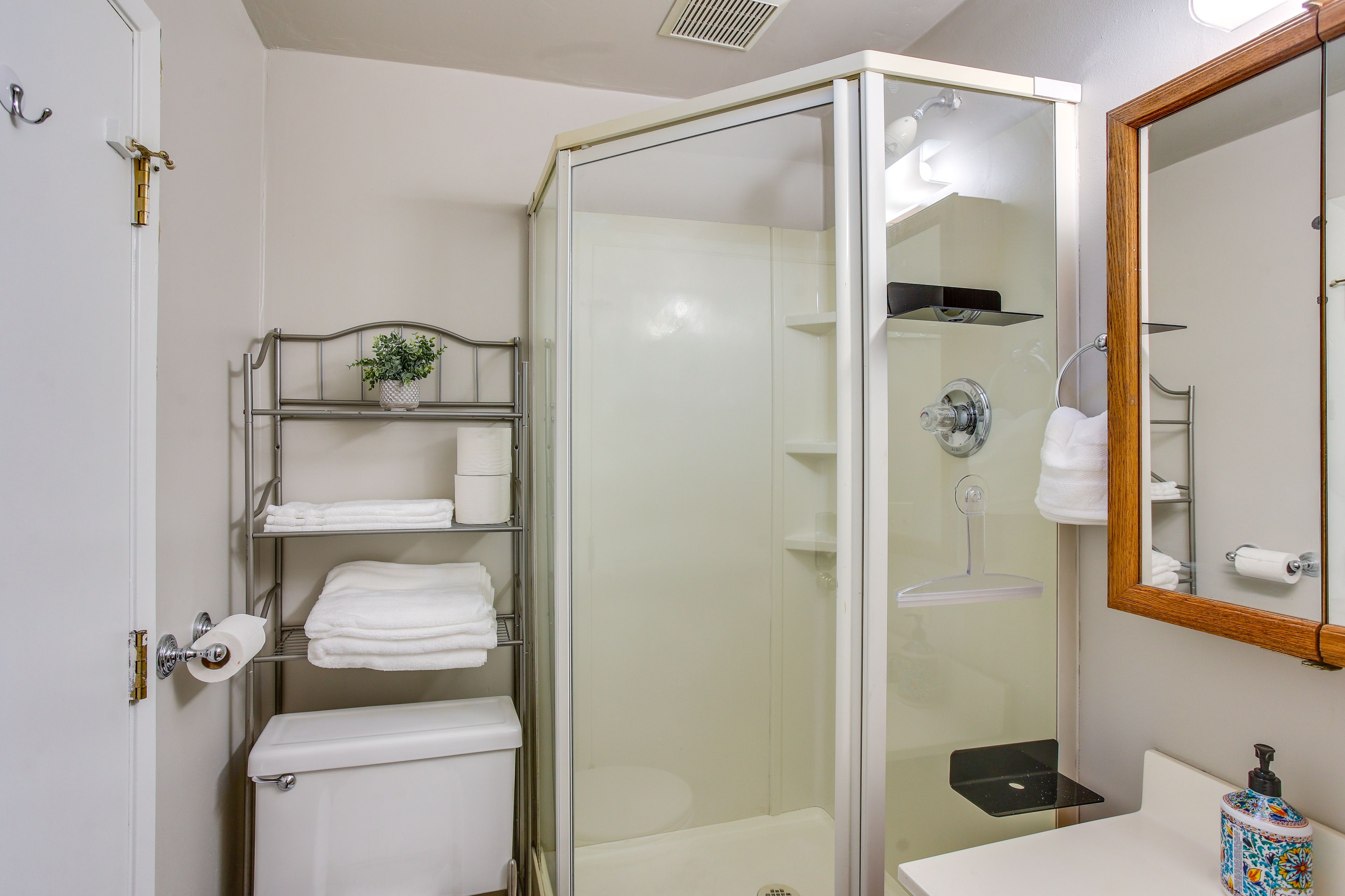 Full Bath | Towels Provided