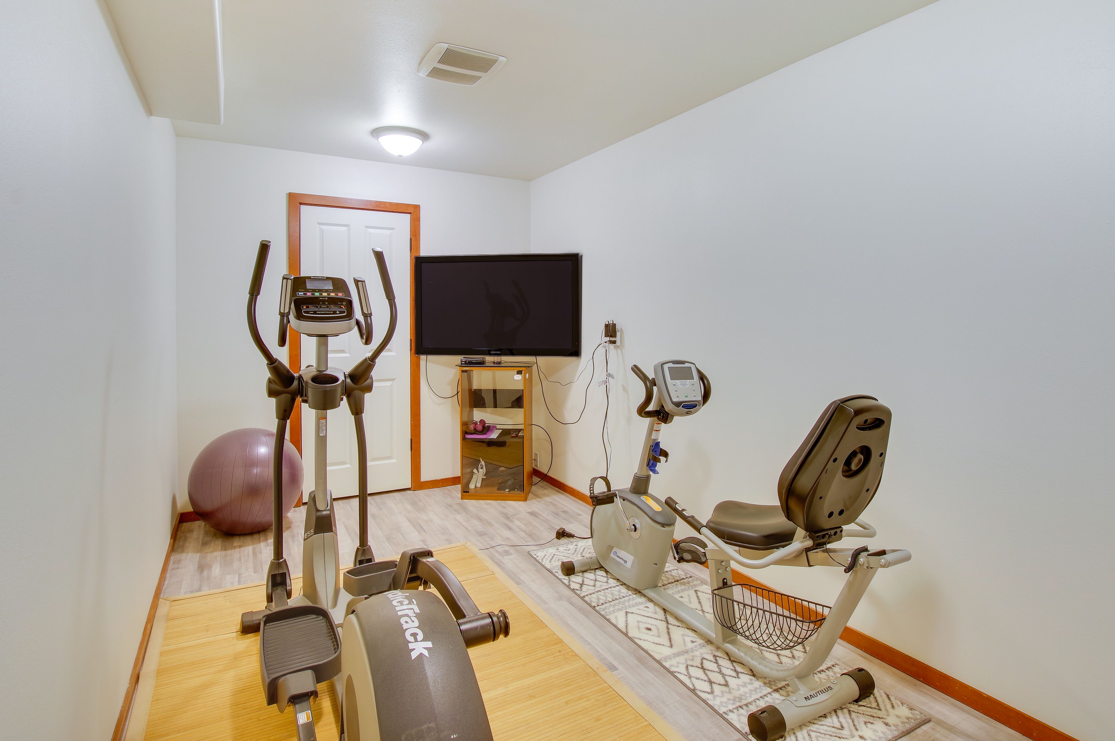 Home Gym | 1st Floor | Smart TV w/ Cable