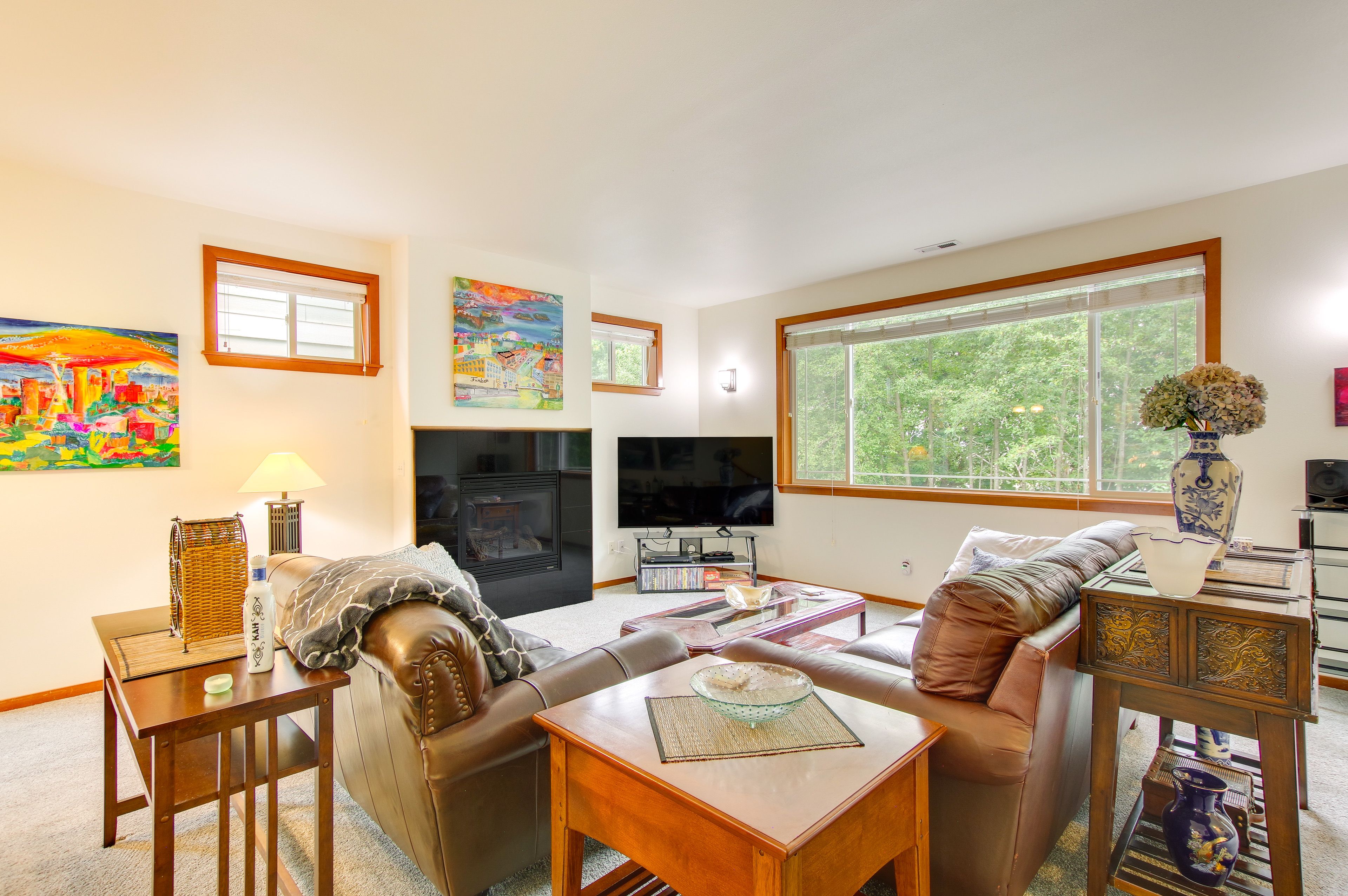 Living Room | 2nd Floor | Smart TV w/ Cable | Fireplace | Board Games