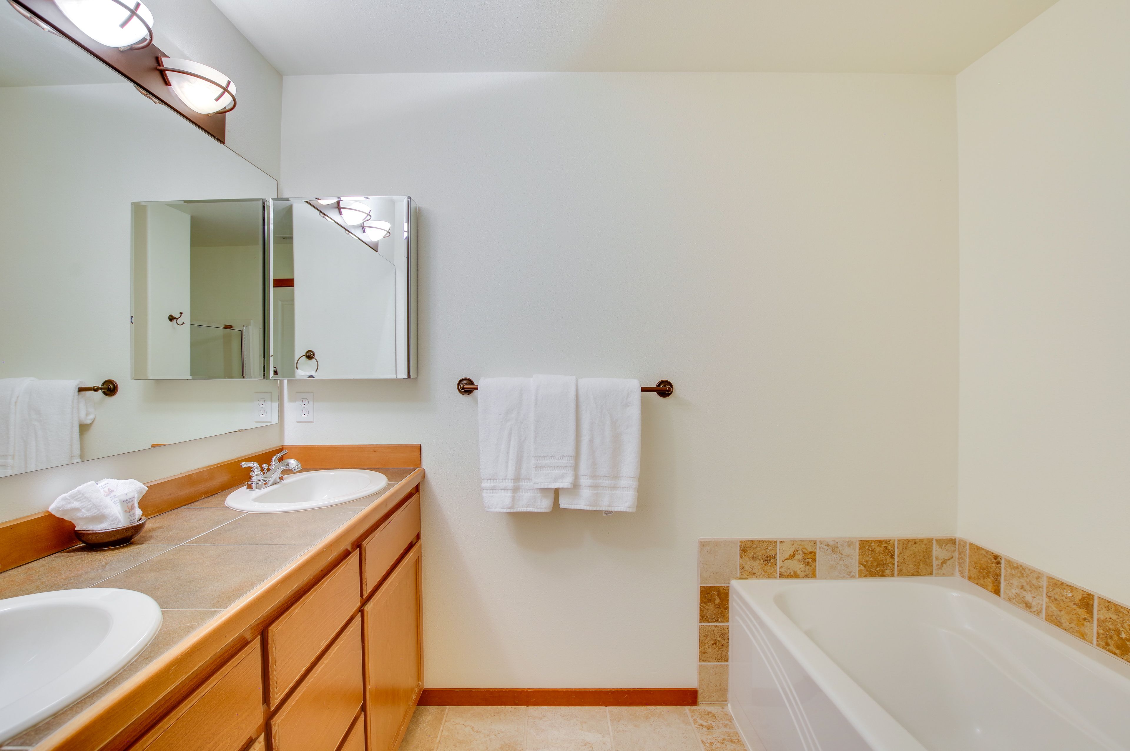 Full En-Suite Bathroom | 3rd Floor | Towels Provided | Walk-In Shower | Bathtub