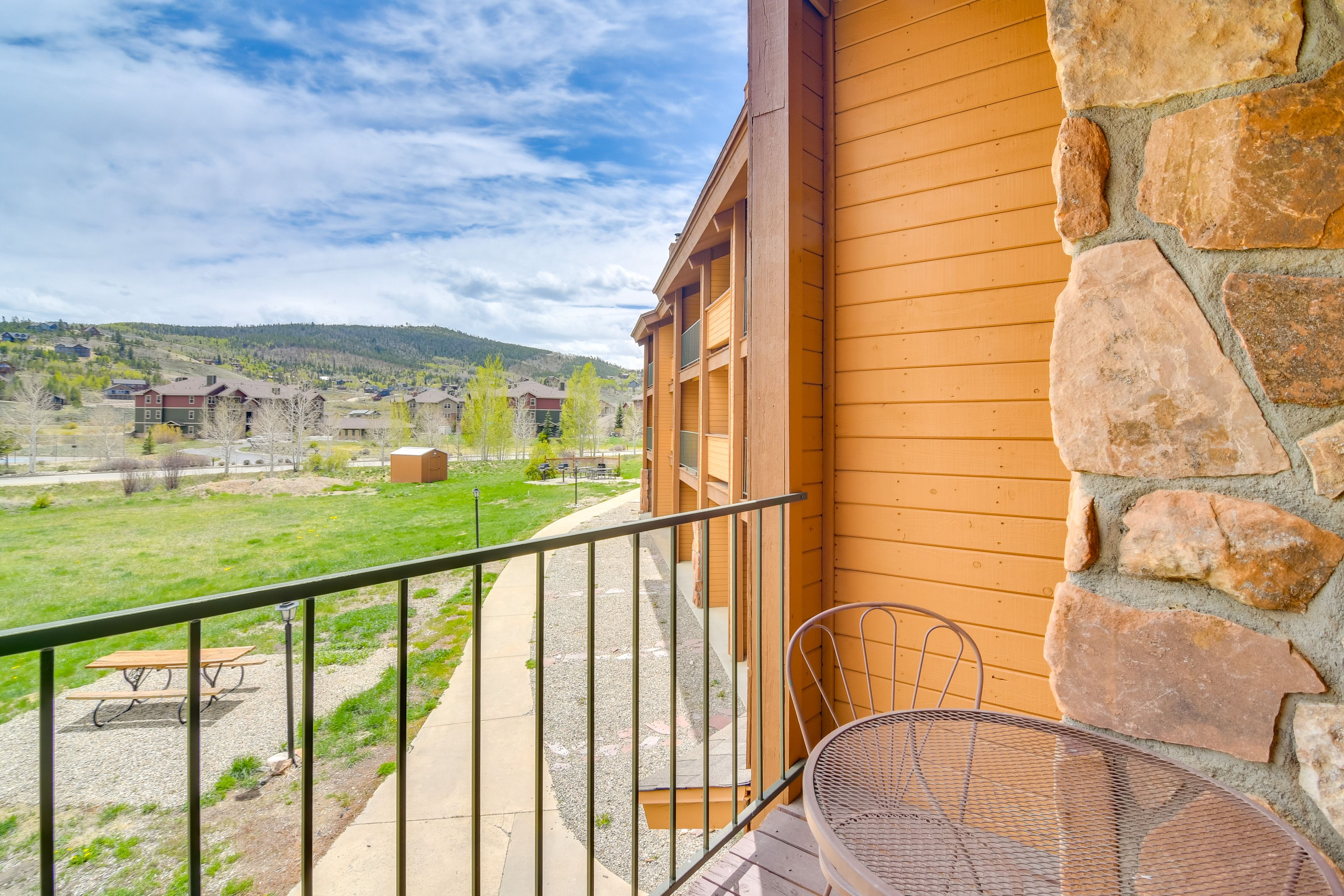 Private Balcony | 2nd-Floor Unit | 2 Mi to Granby Ranch