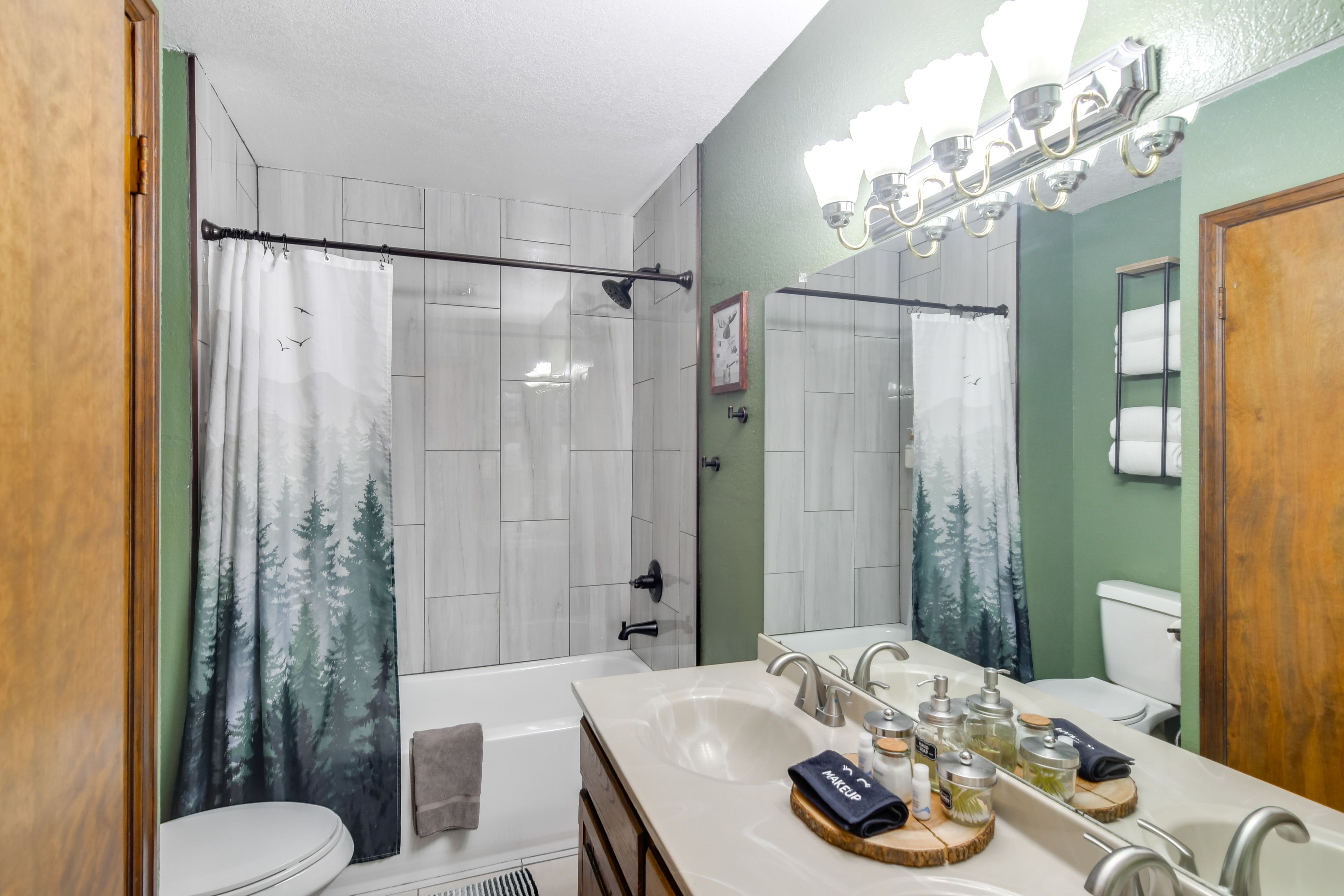 Full Bathroom | Towels Provided | Complimentary Toiletries