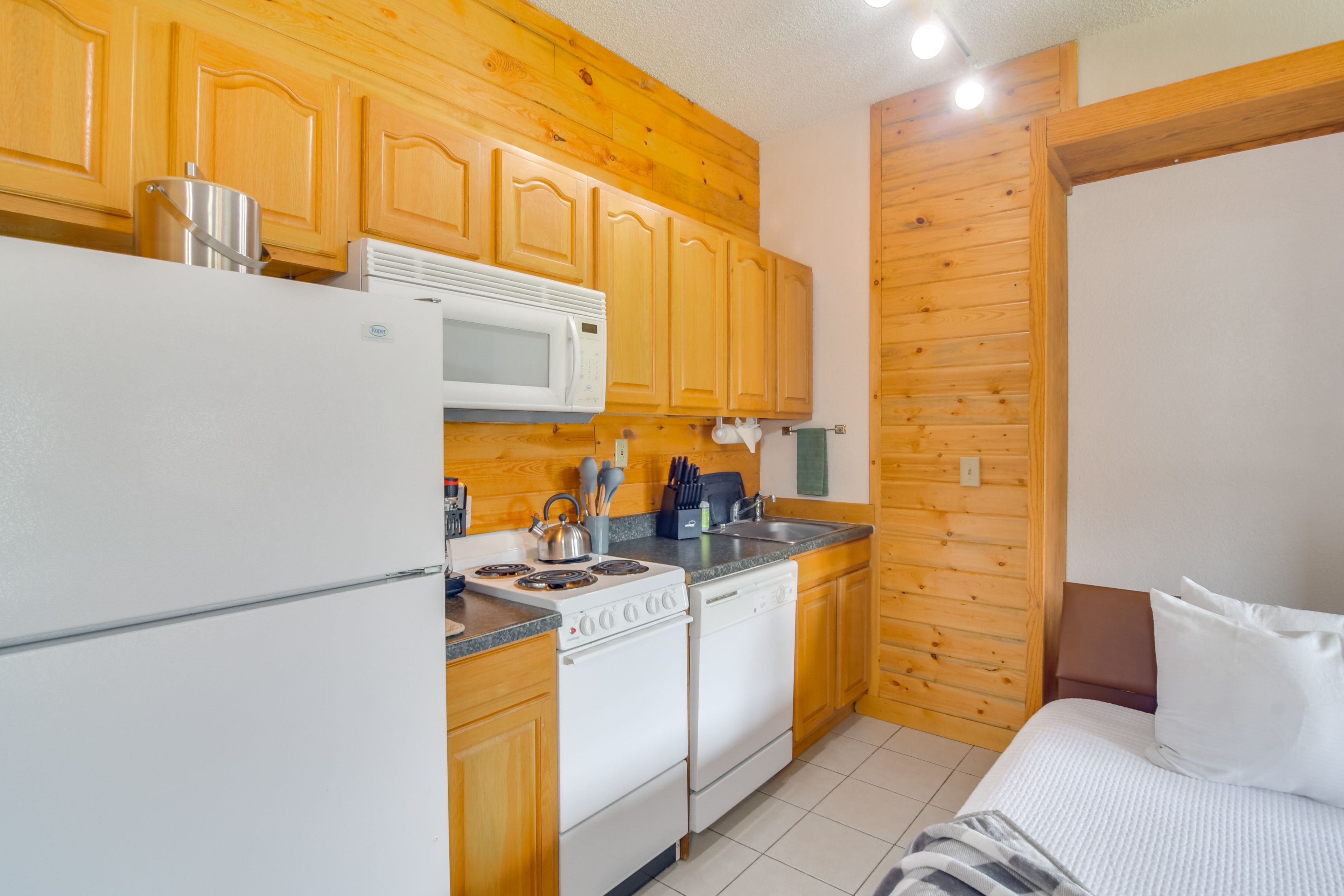 Kitchen | Coffee Maker | Cooking Basics | Dishware & Flatware Provided