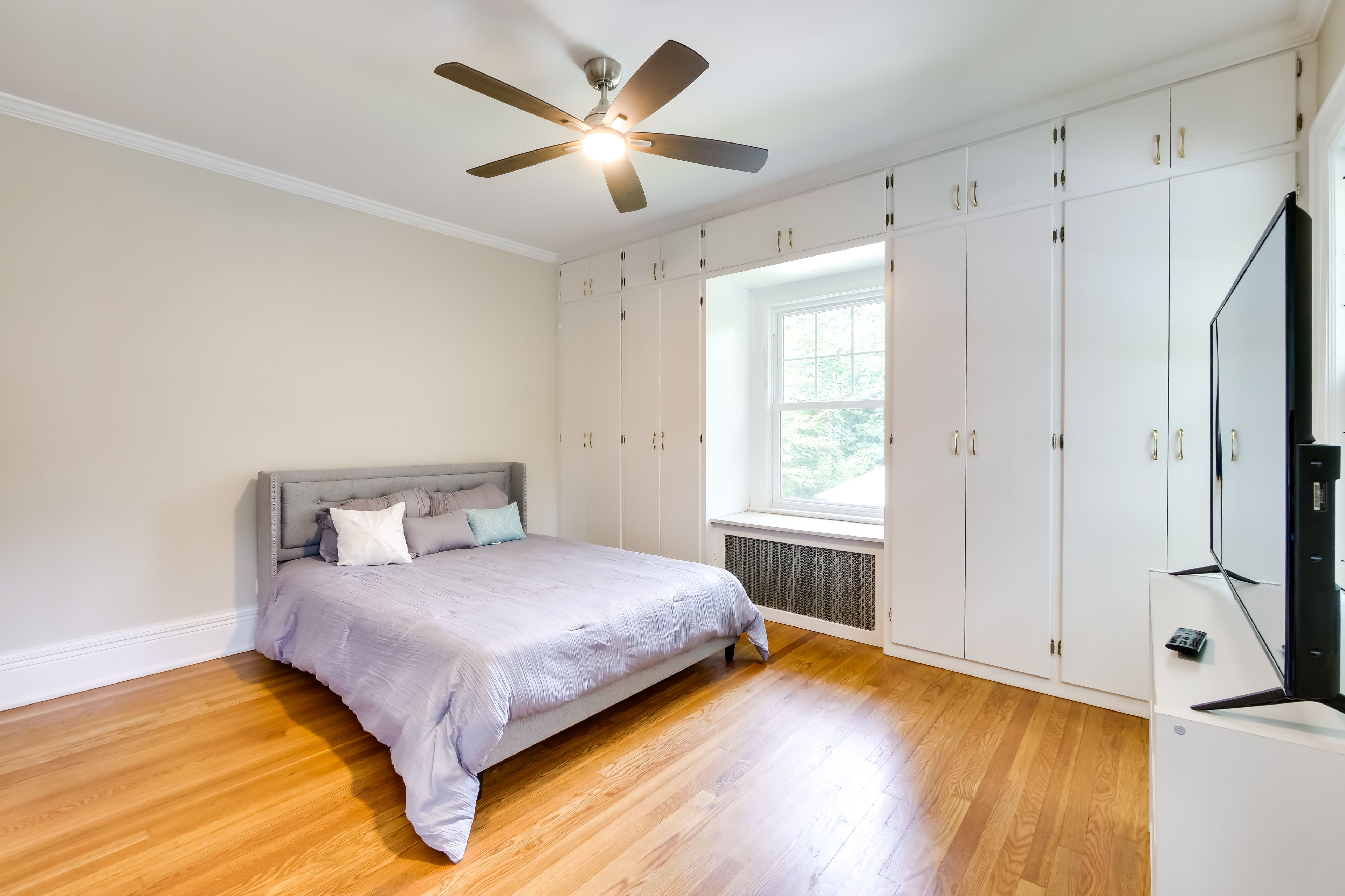 Bedroom 1 | Queen Bed | Smart TV | En-Suite Bathroom