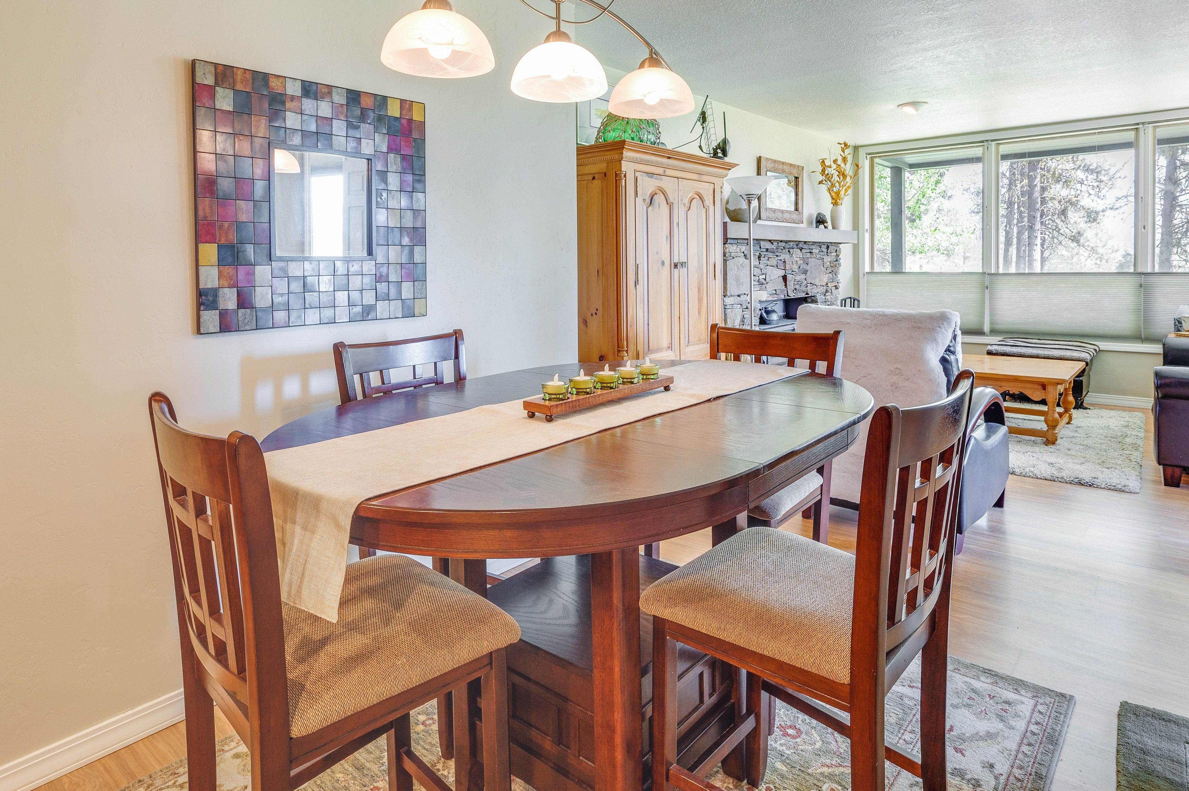 Dining Area | Dishware & Flatware Provided