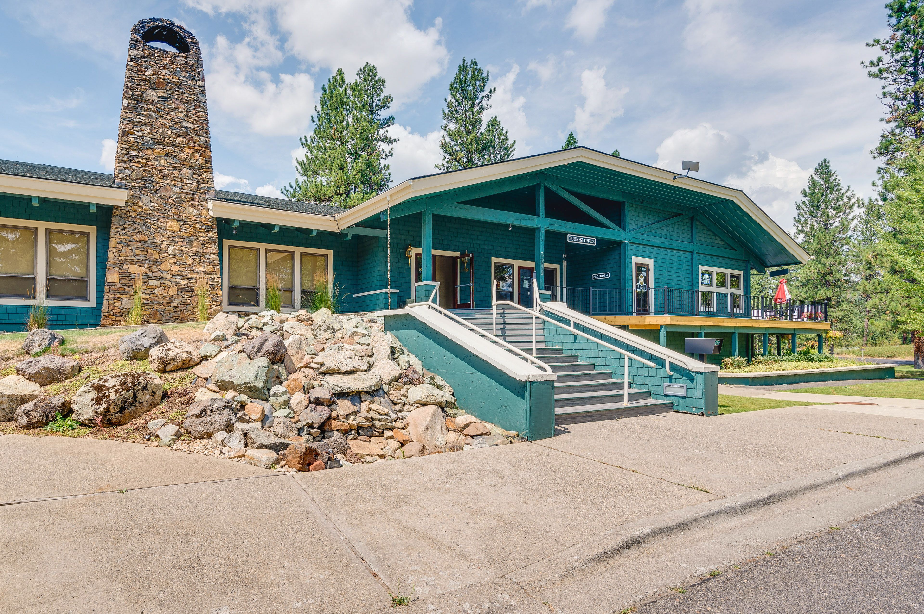 Community Amenities | Outdoor Pool | Golf Course | Tennis Court